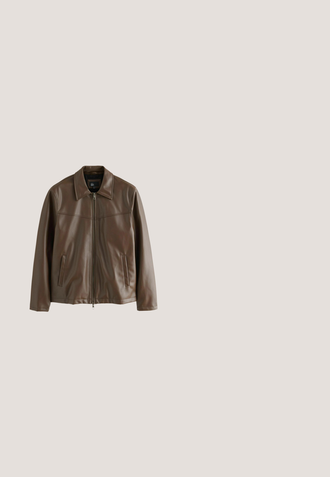 Hnedá kožená bunda so zipsom, špicatým golierom a dvoma bočnými vreckami. Hladká textura a minimalistický design.; Reiss REISS - Svetrík - dark bordeaux; Tmavohnedá košeľa s dlhým rukávom a gombíkmi, s golierom, zobrazená na bielom pozadí.; Tmavohnedé upravené nohavice s jediným gombíkom, záhybmi vpredu a štítkom s nápisom "NEXT Slim Fit". Tkanina má hladkú textúru.; Čierne kožené členkové topánky s hladkou textúrou, zaoblenou špičkou a nízkym podpätkom. Majú bočný zips pre ľahké obúvanie.; Hnedá kožená cestovná taška so štruktúrovaným obdĺžnikovým tvarom, horným zipsom, bočnou rukoväťou a štruktúrovaným povrchom.