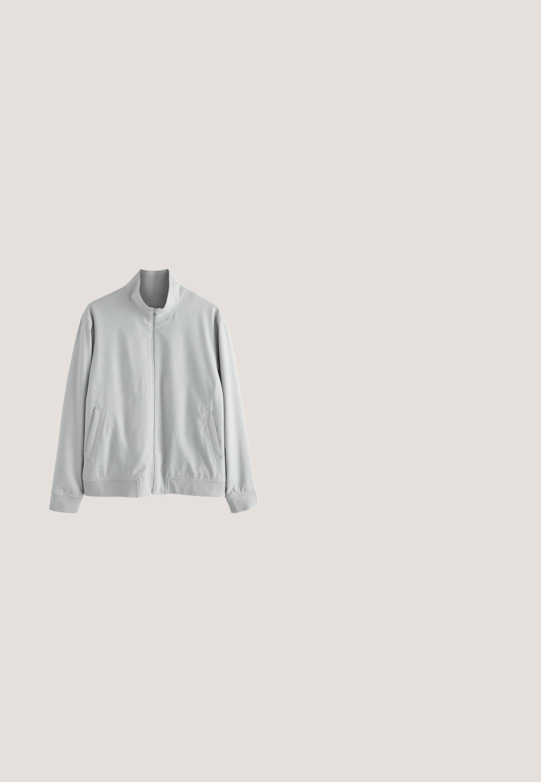 Hellgrauer Sweatshirtärmel mit geripptem Bündchen und einer vorderen Taschen-Detail auf einem weichen Stoffhintergrund.; Weißes kurzärmeliges geripptes Poloshirt mit Kragen und vorne Reißverschluss, dargestellt vor einfachem Hintergrund.; Graue Baumwollhose mit geradem Bein, zwei Vordertaschen und Knopfverschluss. Glatte Textur und minimalistischer Stil.; Weiße Lederschuhe mit runder Zehenpartie, genähten Details und einer leichten weißen Sohle. Verfügt über zwei Ösen für die Schnürsenkel.; Rechteckige Sonnenbrille mit transparenten Gläsern und blau verlaufenden Gläsern, die auf einer weißen Oberfläche liegen.; Beige Wildleder-Duffelbag mit schwarzen Ledergriffen, Riemen und Eckakzenten, mit Reißverschluss und Metallbeschlägen.