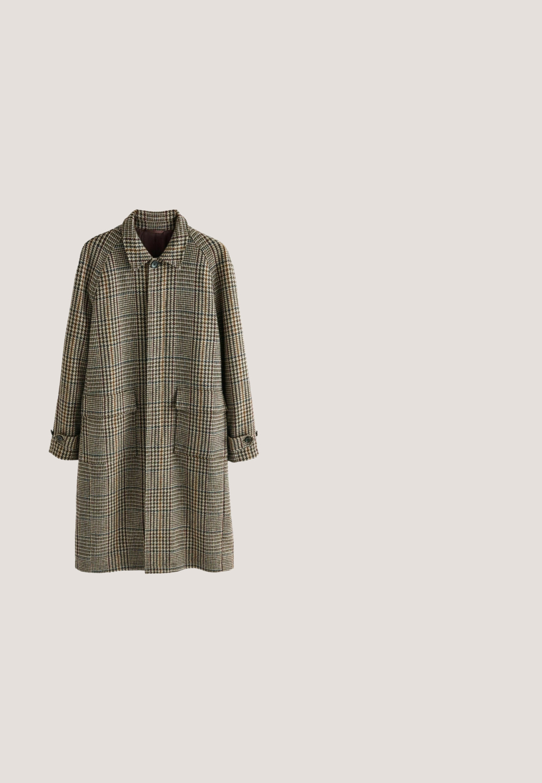 Wolljacke mit einem braunen und cremefarbenen Hahnentrittmuster. Mit schwarzen Knöpfen und kontrastierendem braunem Stoff an den Manschetten und der inneren Blende.; Brauner Strickpullover mit Rundhalsausschnitt, langen Ärmeln, geripptem Saum und subtiler Textur, der durchzogen ist von Flecken in etwas hellerer Farbe.; Weißes kurzärmliges T-Shirt aus Baumwolle. Lockere Passform mit Rundhalsausschnitt. Glatte Textur ohne sichtbare Muster oder Akzente.; Dunkelbraune, maßgeschneiderte Hose mit vorderen Falten, Gürtelschlaufen, Knopfverschluss und geradem Bein.; Braune Wildleder-Stiefelette mit dreifacher Schnürung und dicker Gummisohle auf hellem grauem Hintergrund, Seitenansicht.; Braune Umhängetasche mit gemustertem Strukturdesign, Frontreißverschlusstasche, Lederbesatz und verstellbarem Riemen, gebrandet mit dem Tommy Hilfiger Logo.