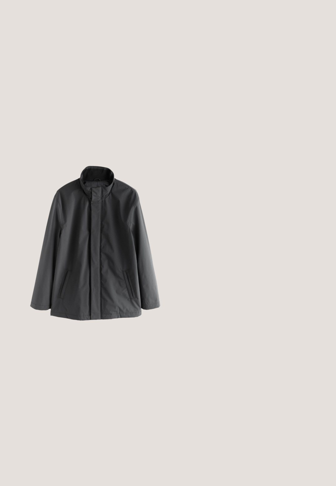 Trækulgrå, langærmet vandtæt jakke med høj krave, skjult frontlynlås og to skrå sidelommer.; Off-white ribbet sweater lavet af blødt stof, med mørkegrå detaljer ved halsen og kanten, og lange ærmer.; Sort langærmet poloshirt med tre knapper og lille rød og hvid flaglogo på venstre bryst.; Sorte denimbukser med slim fit, der har knaplukning, fem lommer og subtile whiskering-detaljer på stoffet.; Sorte læder Chelsea støvler med elastiske sidepaneler, rund tå og tekstureret gummisål. Har en bageste strop for nem påtagning.; Sort læder crossbody taske med en glat overflade, en frontklap, sølv logo accent og en justerbar stofrem.