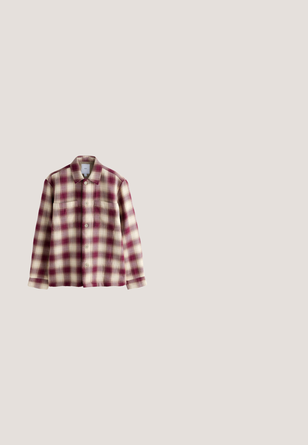 Flanellen jas in bordeauxrood en crème geruit patroon met een zachte beige fleece voering. Voorzien van een kraag en een knopenlijst aan de voorkant.; Rood- en roomkleurig gestreepte gebreide trui met een ronde hals en geribde manchetten en zoom. Heeft een gestructureerd patroon met afwisselende kleuren.; Korte mouw, geribd polohemd in roestkleur met een klassieke kraag, drieknopsbies en textuur met verticale strepen over het hele kledingstuk.; Roodbruin denim jeans met een wijde pijp, vijf zakken en metalen hardware. Gladde textuur met een licht versleten afwerking.; Bruine rubberen regenlaarzen met een gestructureerde afwerking, ronde neus en een contrasterende tan loopzool. Bevat een merkpatch nabij de bovenkant.; Zwarte leren rechthoekige toilettas met ritssluiting en kleine zijlus, afgebeeld tegen een witte achtergrond.