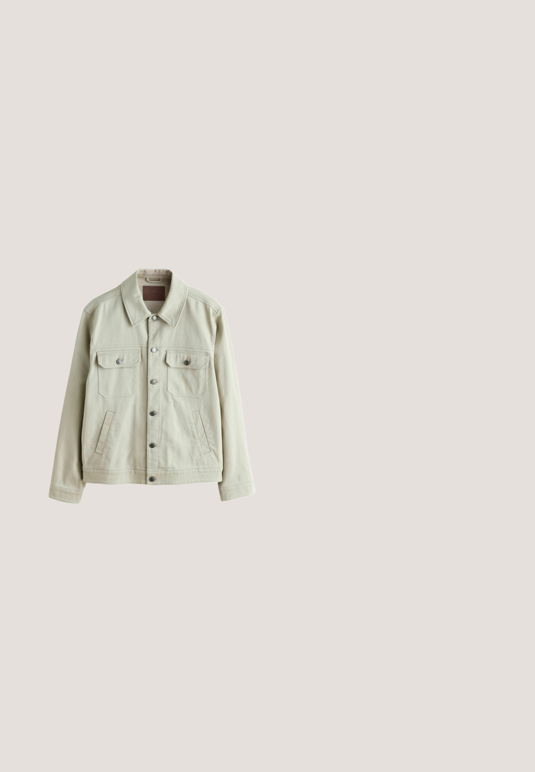 Lyse beige denimjakke med krave, to brystlommer og sidelommer. Har metal knapper og et tekstureret stof. Standard pasform.; Oliven grøn hættetrøje med lommer foran, snoretræk i hætten og hvid "BLUEMARBLE EST. 2015" grafik. Har ribbede manchetter og kant.; Pegador LOGO OVERSIZED TEE - T-shirts basic - vintage beige; Beige vidde bukser med frontknap og lynlås, bæltestropper og forlommer, vist mod en hvid baggrund.; Hvid lavtop læder sneaker med beige gennemsigtig sål, snørelukning foran og minimal syning, vist fra siden mod en ensfarvet baggrund.; Kompakt olivengrøn crossbody-taske med sort rem, forreste lynlåslomme med røde trækfaner og "montagne" patch med solnedgangsstriber.