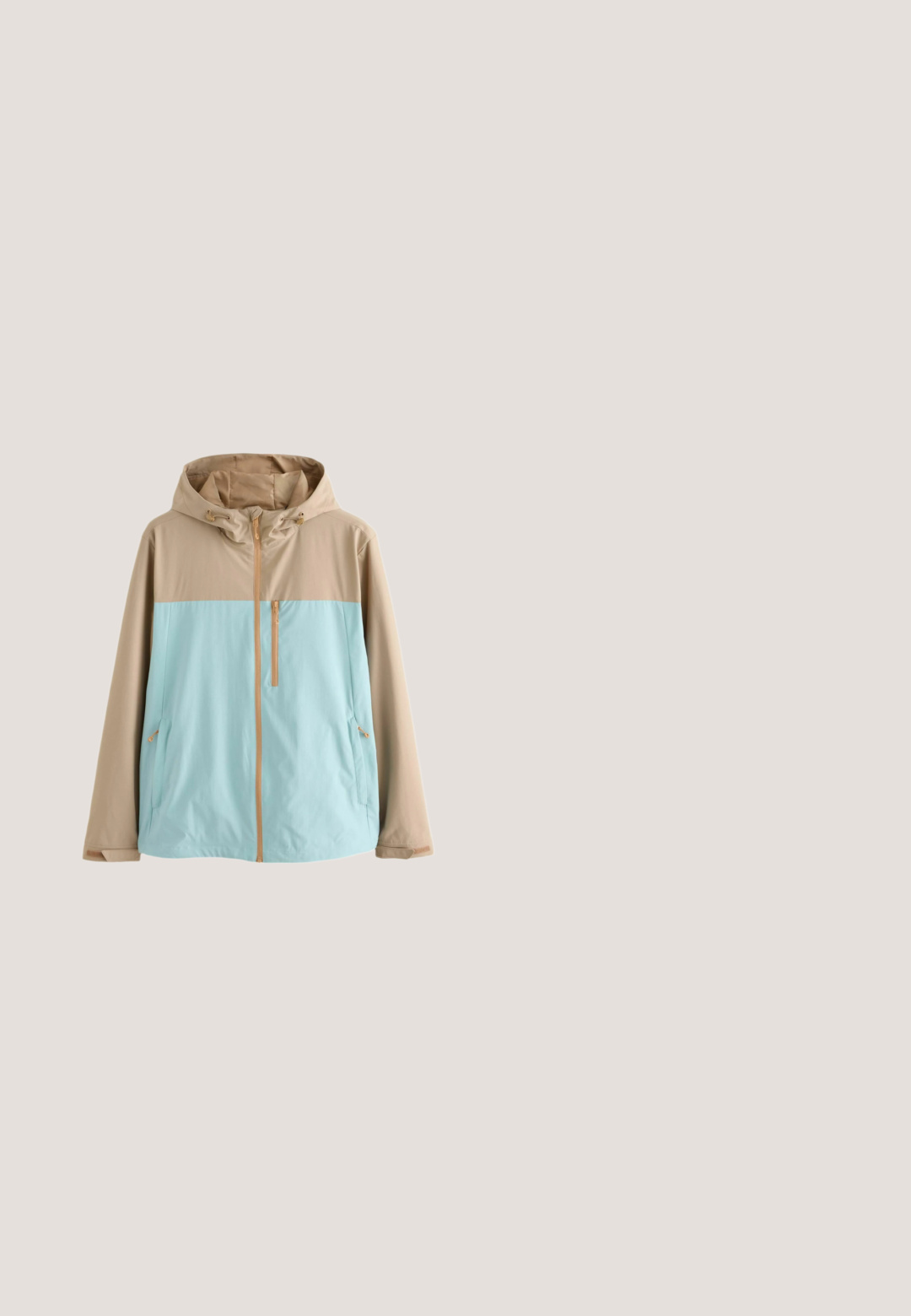 Beige en lichtblauw gewatteerd jack met capuchon, voorrits, een borstzak met rits en steekzakken met rits, ontworpen voor buitenactiviteiten.; Blauwe fleece pullover met doorgestikt patroon, drukknoopsluiting, ritssluiting op de borstzak en lange mouwen, geschikt voor koud weer.; Zwart en olijfgroen sweatshirt met lange mouwen, een korte ritssluiting aan de voorkant en een klein logo op de borst.; Beige, lichte joggingsbroek van gladde stof, met een elastische tailleband, een verstelbaar trekkoord en ritszakken aan de zijkant.; Timberland SPRINT TREKKER WP - Sneakers hoog - wheat; Olivengroene rolltoprugzak met voorvak met klep, metalen gespsluiting, zijvakken en gevlochten bovenhandvat.