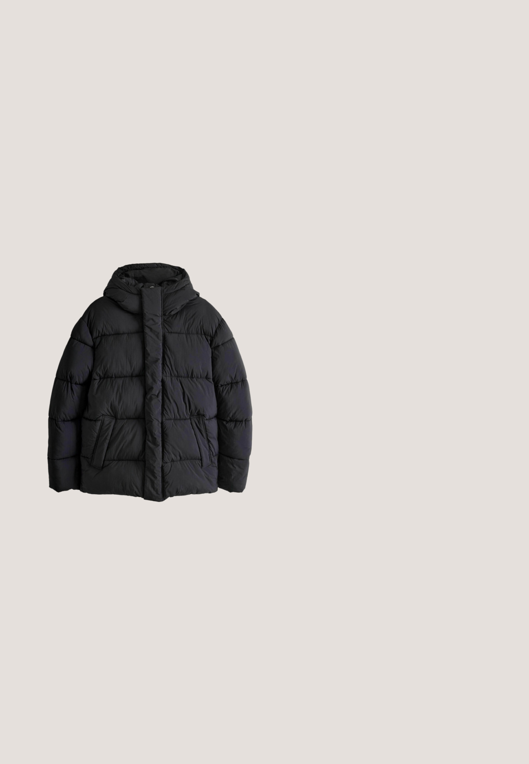 Schwarze Steppjacke mit Kapuze, horizontaler Steppung, vorne Reißverschluss mit Blende und zwei Vordertaschen, auf weißem Hintergrund dargestellt.; Schwarzer Pullover mit einem halben Reißverschluss-Kragen, der ein geometrisches Muster und ein Elchdesign in hellgrau aufweist. Strickstoff mit gerippten Bündchen.; Schwarz langärmliges T-Shirt mit Rundhalsausschnitt und grünem Etikett am Ausschnitt auf weißem Hintergrund.; Schwarze Cordhosen mit geradem Bein, ausgestattet mit zwei Fronttaschen und einem Knopfverschluss. Weiche Textur und strapazierfähiges Material.; Schwarze Wildleder-Stiefeletten mit elastischen Seitenstreifen, runder Zehenpartie und dicker schwarzer Gummisohle mit strukturiertem Muster für besseren Halt.; Schwarze Aktentasche aus Leder mit strukturierter Oberfläche, zwei runden Griffen, verstellbarem Schulterriemen und einem Reißverschluss. Verfügt über Vorder- und Rücktaschen.
