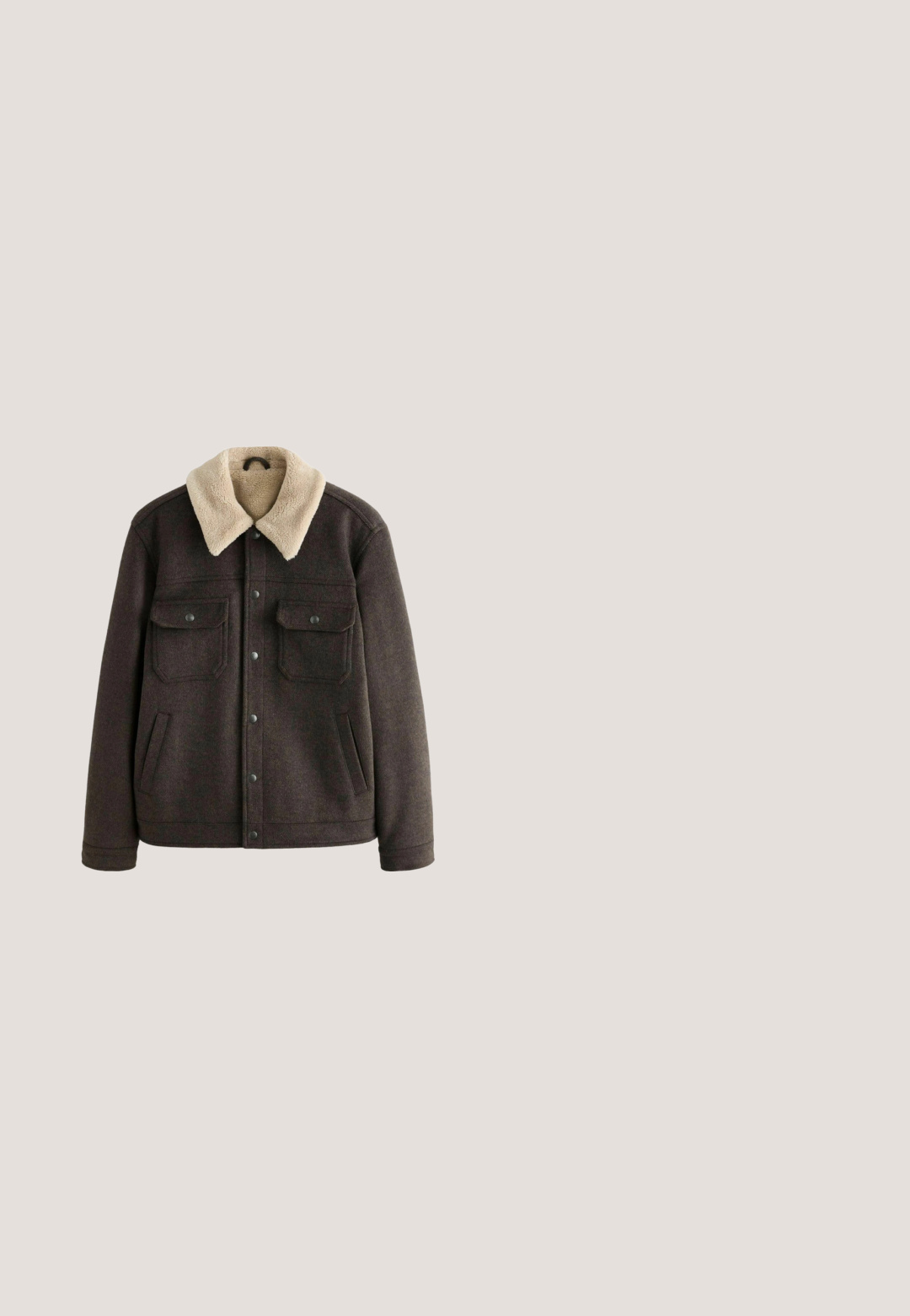 Donkerbruine jas met beige sherpa-kraag, knoopsluiting aan de voorkant, twee borstflappenzakken en twee zijzakken met sleuven.; Bruine en crèmekleurige trui met argylepatroon, ronde halslijn en lange mouwen, gemaakt van een gestructureerde brei stof.; Bruin geruit overhemd met lange mouwen, knopen, een button-down kraag, witte knopen en een rechte zoom.; Olijfgroene corduroy rechte pijpen broek met voorknop, ritssluiting, riemlussen en vijf-vakken ontwerp op een witte achtergrond.; Bruine suède enkellaarsjes met brogue-details, ronde neus, metalen veteroogjes en een geribbelde rubberen zool, voorzien van een kleine hak en een treklus.; Zwarte leren rechthoekige toilettas met ritssluiting en kleine zijlus, afgebeeld tegen een witte achtergrond.
