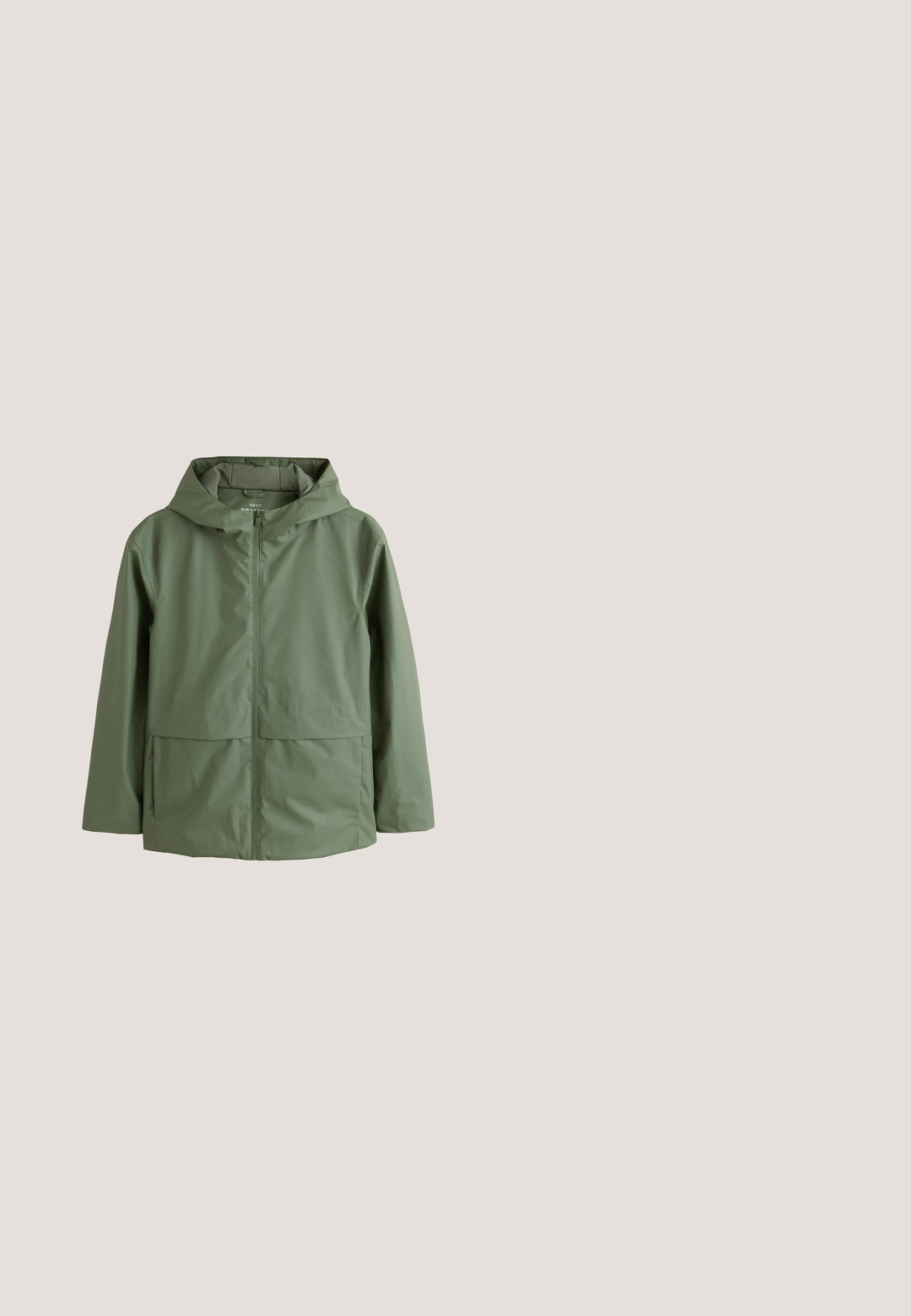 Groene waterdichte jas met capuchon, ritssluiting aan de voorkant en twee zakken, ontworpen voor buitengebruik.; Beige mouwloze tanktop met donkergrijze schouderaccenten en zwarte zijpanelen. Gladde textuur met een ronde halslijn.; Lichtbeige korte broek met elastische tailleband en twee klepzakken aan elke zijde, gemaakt van gladde stof.; Hunter ORIGINAL MENS ORIGINAL TALL - Regenlaarzen - navy; Vierkante aviator-zonnebril met heldere monturen, dunne bruine metalen pootjes en glazen met een verloop van paars naar lichtbruin.; Khaki reistas gemaakt van duurzaam stof, met twee handvatten, een afneembare schouderriem en bedrukte afbeeldingen aan de voorkant.