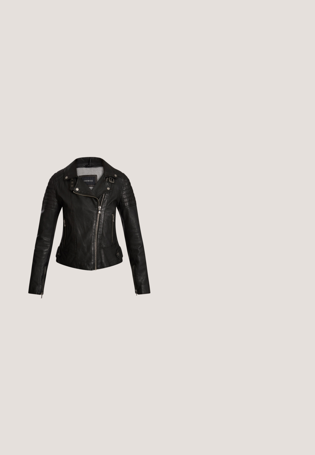 Chaqueta de motocicleta de cuero negro con acentos acolchados en los hombros, cremallera asimétrica, dos bolsillos frontales y detalle de cuello a presión.; Even&Odd by Zalando Jersey de punto - black; Vaqueros negros ajustados de mezclilla, con detalles desgastados, cintura alta, cinco bolsillos y un dobladillo sin rematar en los tobillos.; Bosanova Botas camperas - black; Collar de cadena de metal plateado con eslabones ovalados alargados y un acabado pulido, creando un diseño suave y texturizado.; Cinturón de cuero negro que presenta un diseño de doble hebilla con un acento de cadena, textura suave y múltiples agujeros de ajuste.