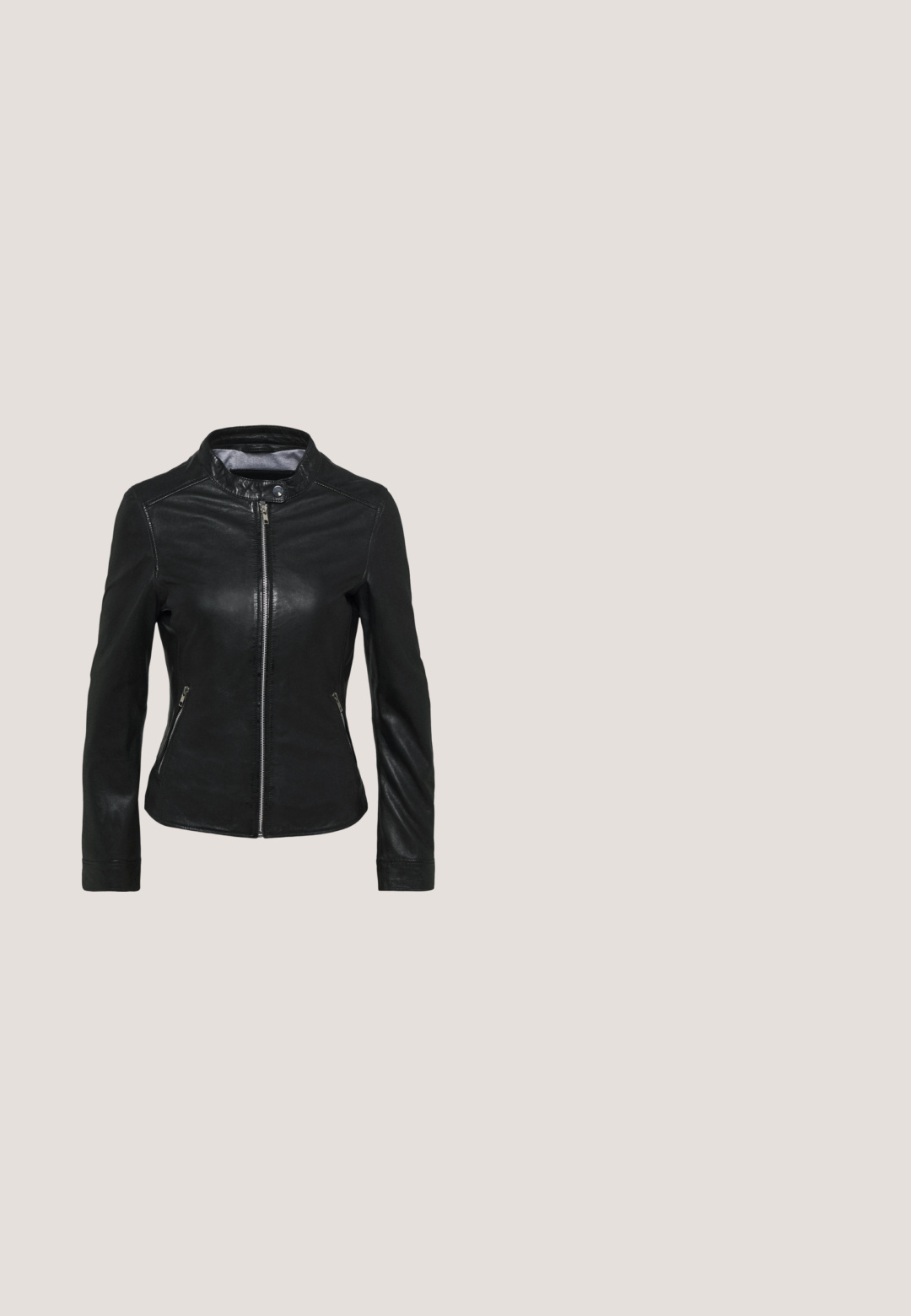 Oakwood LINA - Lederjacke - black; Schwarzes Camisole-Top mit dünnen, verstellbaren Trägern, V-Ausschnitt und geradem Saum. Hergestellt aus weichem, leichtem Stoff mit glatter Textur.; Schwarze Slim-Fit-Jeans mit Knopf und Reißverschluss vorn, ausgestattet mit zwei Fronttaschen und Gürtelschlaufen auf einem schlichten weißen Hintergrund.; Weißer Sneaker mit einem schwarzen V-Logo, ausgestattet mit einem glatten Lederoberteil, runder Zehenpartie, Schnürverschluss und kontrastierendem schwarzen Fersenbereich.; Runde Sonnenbrillen mit goldfarbenen Metallrahmen und dunkelgrünen Gläsern. Die Bügel haben ein Schildpatt-Muster für zusätzliche Details.; Goldene, gedrehte Creolen mit glatter Oberfläche, ausgestattet mit transparentem Rücken und goldfarbenen Beschlägen.