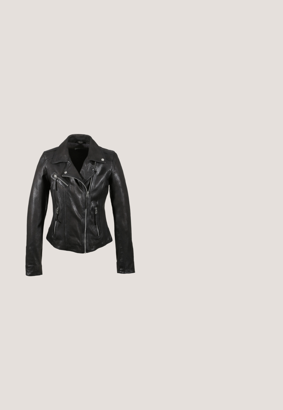 Chaqueta de motociclista de cuero negro con cremallera delantera asimétrica, dos bolsillos frontales con cremallera y detalles en hardware plateado. Diseño ajustado.; Camiseta de algodón negra con un gráfico de una persona con gafas de sol, rodeada de texto rosa "OZZY" y "OSBOURNE", murciélagos y palmeras.; Vaqueros ajustados negros de tiro alto con bolsillos delanteros y traseros, presillas para cinturón y cierre de botón sobre un fondo liso.; Bota de piel negra para el tobillo con un patrón texturizado de cocodrilo, paneles laterales elásticos y una suela gruesa y resistente para tracción.; Bolso bandolera de cuero negro con tachuelas plateadas en forma de estrella, cierre de cremallera, correa ajustable y diseño plano. Presenta una textura suave.; Pulsera de tono plateado con eslabones circulares adornados con piedras azules alternas y acentos transparentes, con un acabado suave y pulido.