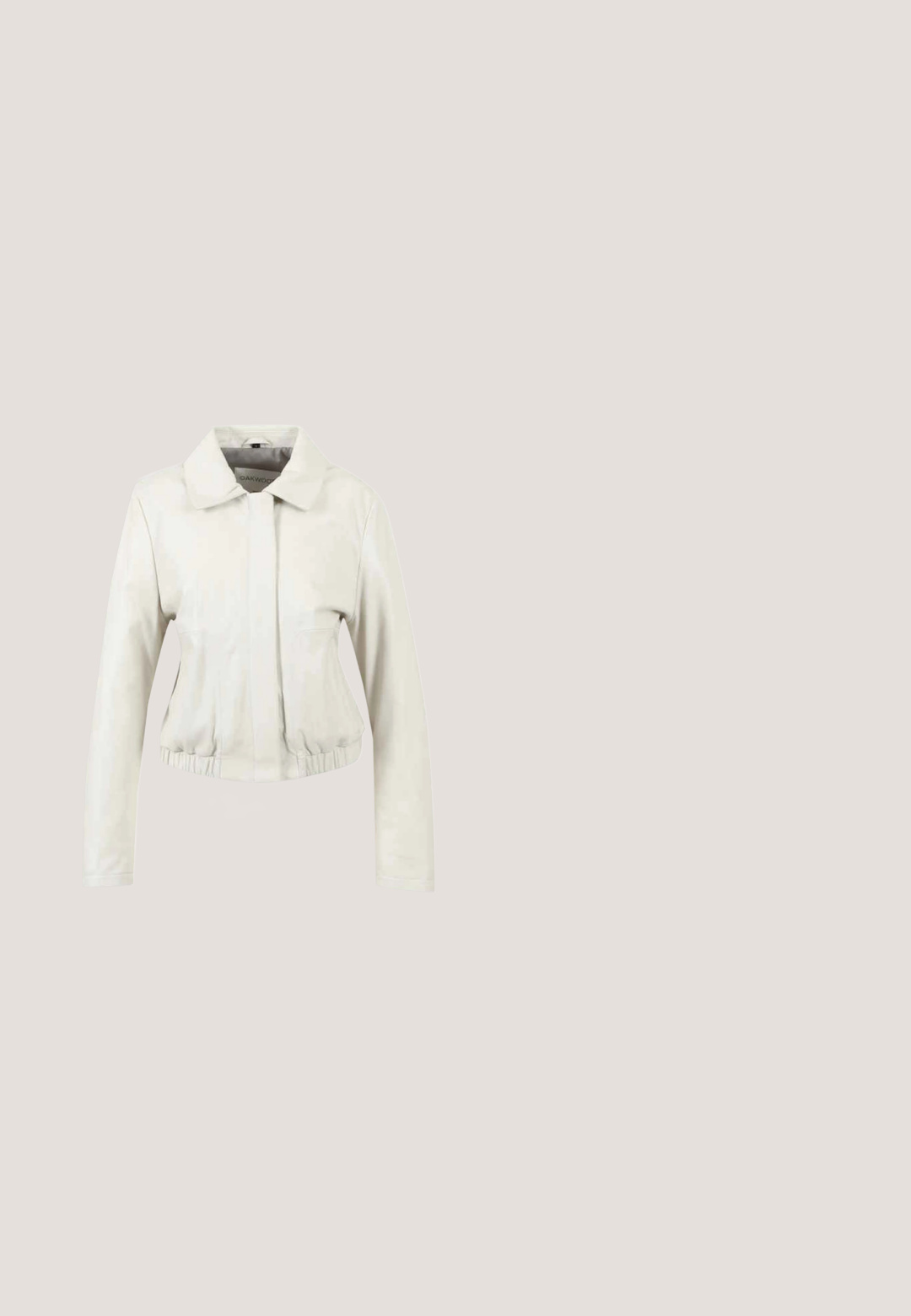Witte leren cropped jack met een kraag, rits aan de voorkant en een elastische zoom. Lange mouwen en twee zijzakken. Zachte textuur.; Zacht roze geribd kort mouwen top met een V-hals, plat weergegeven tegen een neutrale achtergrond.; Zwarte knielange rechte rok met een aansluitende tailleband en subtiele naaddetails op een witte achtergrond.; Bruine suède mocassinschoenen met geplooide details bij de neus, ronde neusvorm en een bruine veter. Metalen veterogen en een platte rubberen zool.; Lichtbruine suède crossbodytas met frontklep, vakken met rits, zijzakken en verstelbare schouderriem op witte achtergrond.; Gouden armband met drie kleine hartvormige bedels en verstelbare kettinggesp op een witte achtergrond.