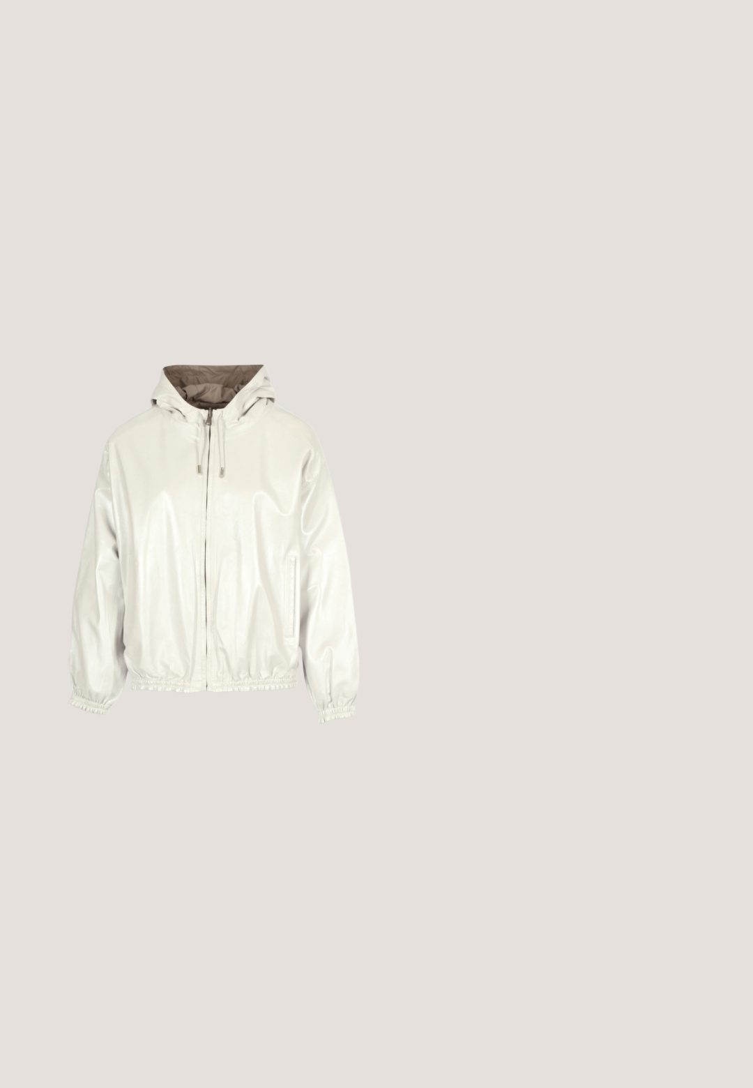 Witte capuchonvest met ritssluiting, elastische manchetten en zoom, voorzien van een gladde, glanzende afwerking en voorzakken.; Witte, geribbelde v-hals cardigan met lange mouwen en een knoopsluiting. Zachte textuur en een relaxte pasvorm, met zijsplitten aan de zoom.; Lichtgrijze trui met korte mouwen en een bijpassende sjaal over de schouders gedrapeerd en aan de voorkant geknoopt.; Zwarte sportieve broek met een trekkoord in de taille, twee zijzakken, taps toelopende benen en een zachte, gestructureerde stofafwerking.; Witte leren sneakers met een ronde neus, vetersluiting aan de voorkant en rubberen zool. Soepele textuur, minimalistisch ontwerp en subtiele stikdetails.; Off-white gewatteerde tote bag met chevron stiksel en gevlochten handvatten bevestigd met zilveren ringen.
