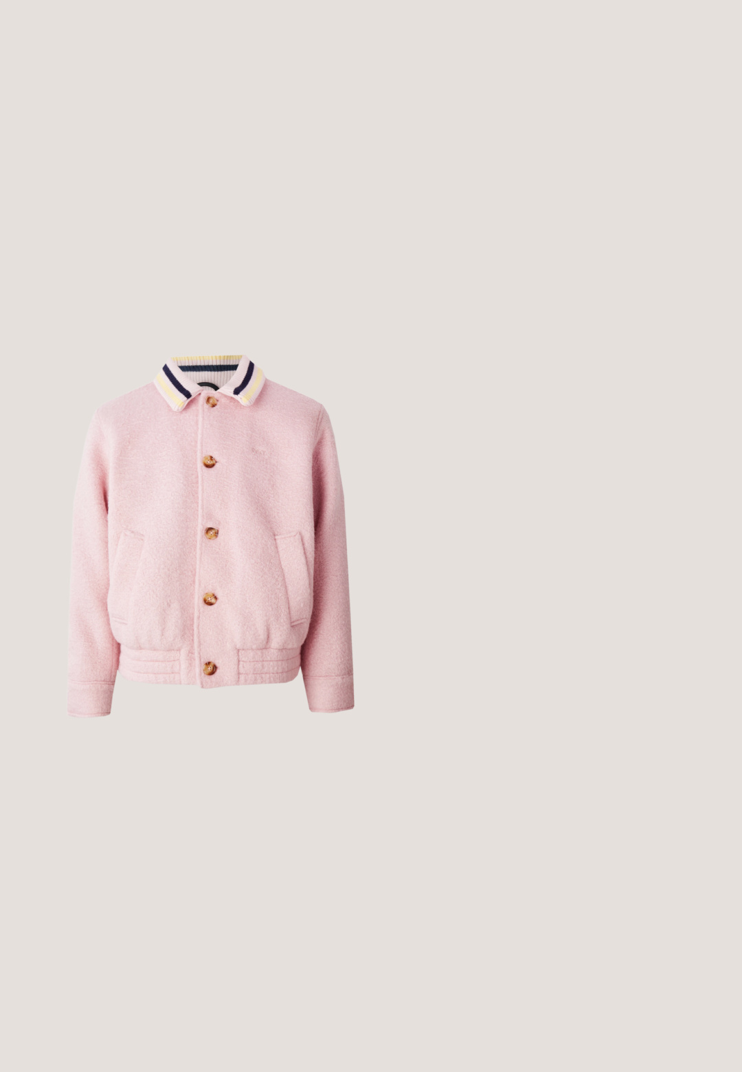 Chaqueta rosa con tejido texturizado, cierre frontal de botones y cuello acanalado con rayas en amarillo, púrpura y azul. Se observan dos bolsillos laterales.; Sudadera de algodón azul con un bolsillo frontal, capucha ajustable con cordón y un pequeño logo bordado en el pecho. Textura suave y corte casual.; Camiseta azul claro de manga corta con cuello redondo y un pequeño logo blanco en el pecho izquierdo, mostrada sobre un fondo liso.; Pantalones cortos de mezclilla en azul oscuro con costuras blancas, un corte clásico, cinco bolsillos y cierre de botón en la parte delantera.; Zapatillas altas blancas con acentos azules, caja de puntera perforada y cordones blancos. Llevadas con pantalones de mezclilla grises sueltos sobre una superficie verde.; Collar de metal en tono plateado que presenta un diseño de cadena retorcida y un colgante circular con un acabado pulido.