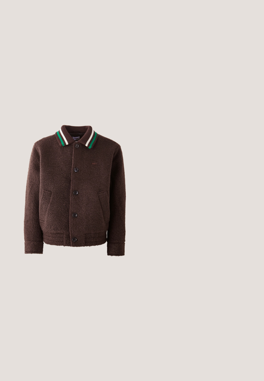 Chaqueta de mezcla de lana marrón con cierre de botón, dos bolsillos delanteros y un cuello acanalado con rayas verdes y blancas. Tejido suave y texturizado.; Sudadera con capucha púrpura, con un bolsillo delantero y puños acanalados, que presenta un pequeño logotipo naranja de Carhartt en el pecho. Textura de tela suave.; Camiseta de manga larga en tela color púrpura claro, con un gráfico central que presenta el diseño "3 ONE 3" y acentos decorativos en las mangas.; Pantalones de pierna ancha negros en una tela suave. Cuenta con un cierre de botón, lazos para cinturón y bolsillos laterales. Silueta limpia y ajustada.; Zapatillas de ante azul marino con rayas blancas, cordones grises y una suela de goma texturizada en marrón. Presenta un logotipo en el lateral y un collar acolchado.; Collar de plata que presenta dos manos entrelazadas, suspendido de una fina cadena con una textura suave.