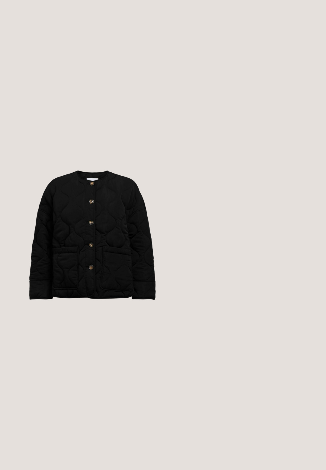 Sort quiltet jakke med rund halsudskæring, fem knapper foran, lange ærmer og to store lommer foran.; Sort V-hals sweater lavet af blødt stof, med lange ærmer, ribbet kant og manchetter, i et enkelt og klassisk design.; Højtaljede vide jeans i mørkegrå denim, med lukning foran, to sidelommer og ren syning.; Sorte ruskinds- og lædersneakers med en cremefarvet side-swoosh og lys cremefarvet hæl. Har beige snørebånd og en gummirubber-sål.; Sort læderhåndtaske med et struktureret design, rund tophåndtag og aftagelig skulderrem. Den har en glat tekstur og en subtil glans.; Sølv stud øreringe med et glat, buet design. De har en poleret overflade og en stift, der sikrer sikker bæring.