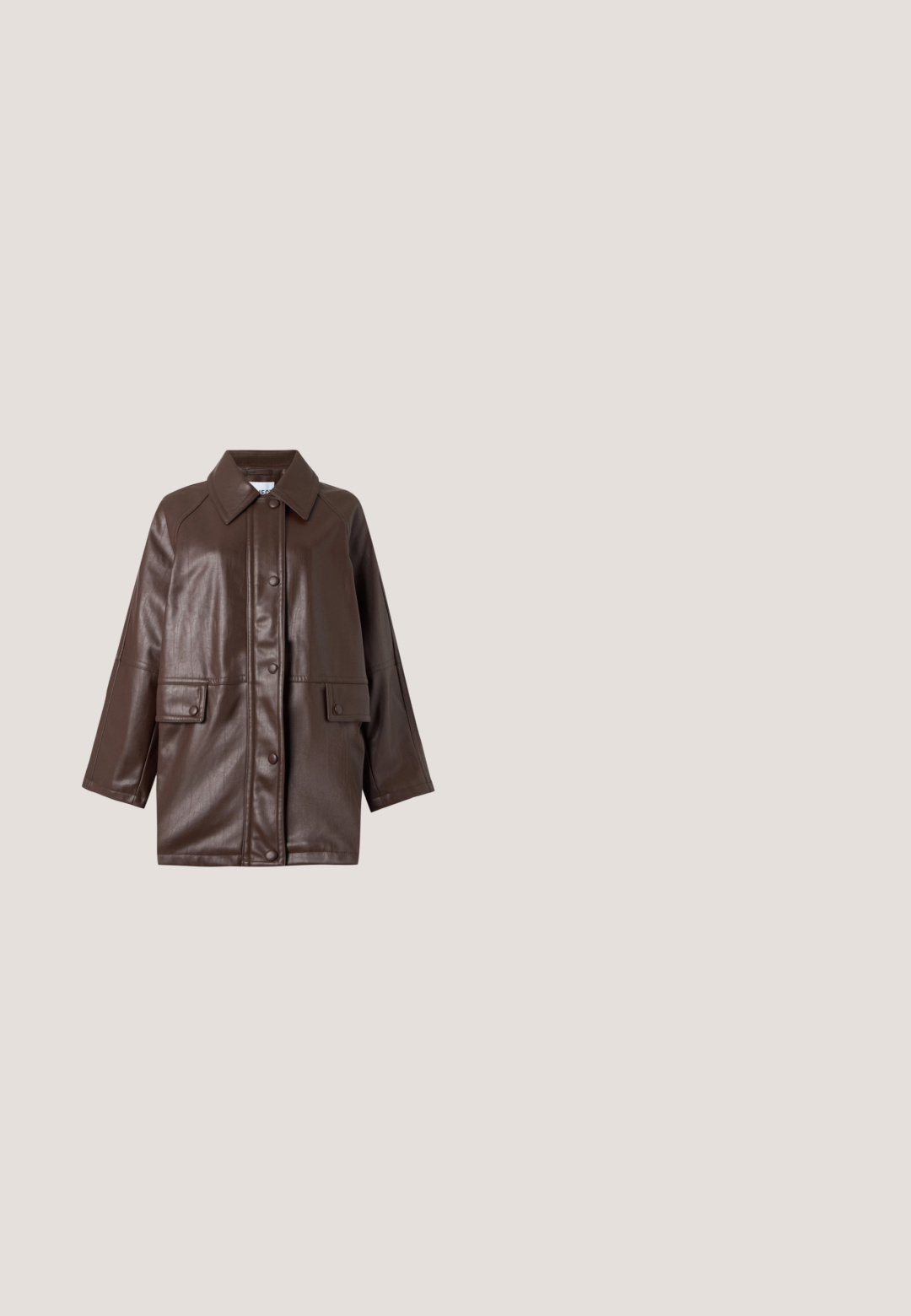 Veste en cuir synthétique marron foncé avec manches longues, col pointu, boutons-pression à l'avant et deux poches à rabat sur fond blanc.; Top peplum en tissu à motif camouflage dans des teintes vertes et beiges, avec un corsage ajusté et un ourlet froncé évasé.; Pantalon droit marron avec poches avant et latérales, rivets argentés, passants de ceinture et fermeture par bouton sur fond blanc.; Chaussure slingback en cuir verni marron, bout pointu, petit talon kitten, fine bride en T et fermeture à boucle à la cheville.; Sac à bandoulière en denim matelassé bleu foncé, avec une poignée en chaîne et un motif discret en losanges avec des coutures contrastantes.; Bracelet chaîne en or épais avec des maillons courbes et deux accents de perles blanches sur un fond clair.