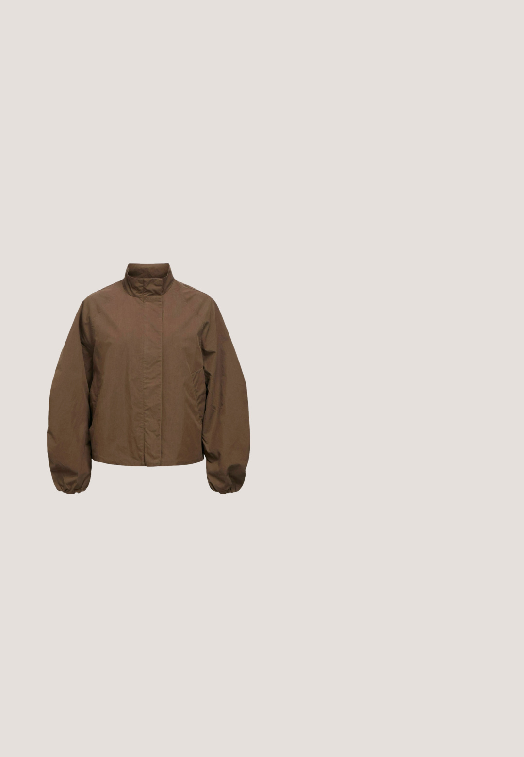 Braune langärmelige Jacke mit hohem Kragen, verdecktem Frontreißverschluss und elastischen Bündchen auf schlichtem weißem Hintergrund.; Braun-weiße, horizontal gestreifte Strickjacke mit Rundhalsausschnitt, langen Ärmeln, perlenähnlichen Knöpfen vorne und einfarbigen braunen Bündchen und Saum.; Ärmelloses, dunkelbraunes, geripptes Tanktop mit einem quadratischen Ausschnitt und figurbetonter Silhouette.; Weit geschnittene Hosen mit hoher Taille in Olivgrün mit Knopf- und Reißverschluss, Gürtelschlaufen und ausgefransten Säumen.; Sneaker mit flachem Profil mit braunem und weißem Kuhfleckenmuster, braunen Schnürsenkeln, Gummisohle und goldenem "Ed Hardy" Logo an der Seite.; Braune halbmondförmige Lederhandtasche mit silbernen kugelförmigen Nieten und einem einzelnen Schulterriemen.