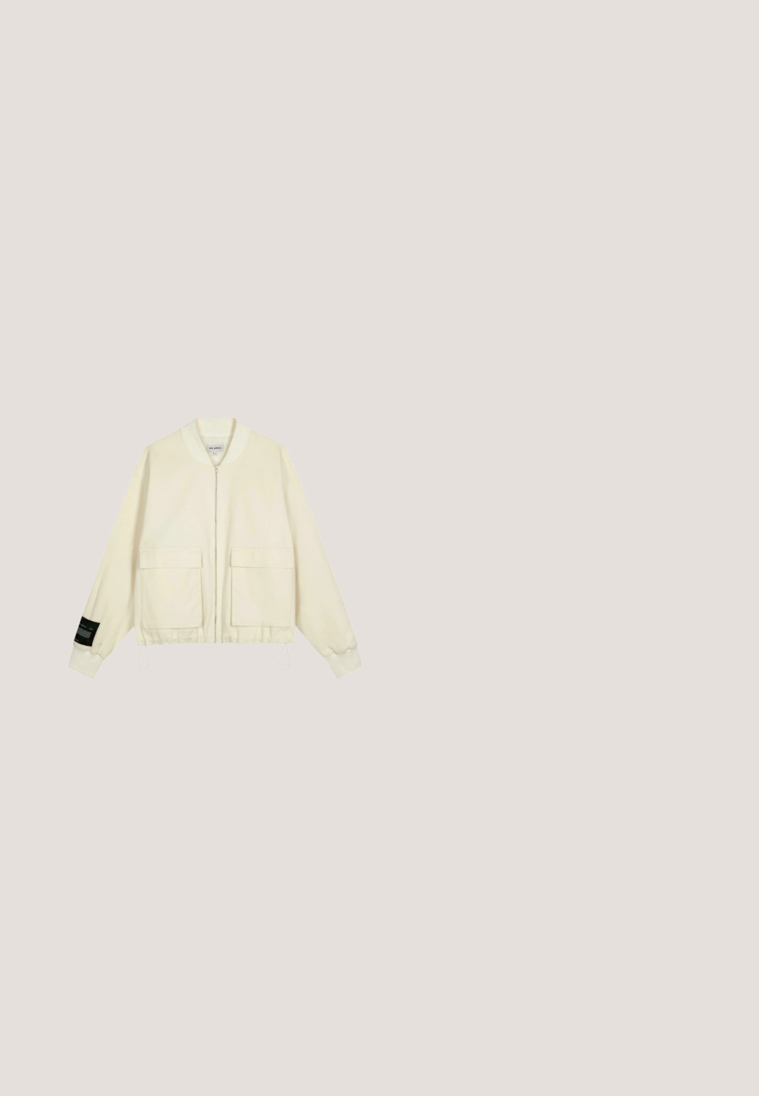 Chaqueta bomber crema con cierre frontal, dos grandes bolsillos frontales, puños elásticos y una etiqueta de tela negra en la manga izquierda. Textura suave.; Jersey de punto acanalado de manga larga en amarillo pálido, con cuello redondo y aberturas en los laterales del dobladillo. Fabricado con una tela elástica y texturizada.; Camisa blanca de manga corta con pequeños estampados florales rosas dispersos y cuello redondo.; Pantalones de pierna ancha gris claro con cintura elástica y cordón, que presentan una superficie de tela texturizada.; Legero Zapatos con cordones - rubin rot; Bolsa de mano acolchada de color rosa brillante con asas dobles acolchadas y una pequeña etiqueta blanca en la esquina inferior derecha.