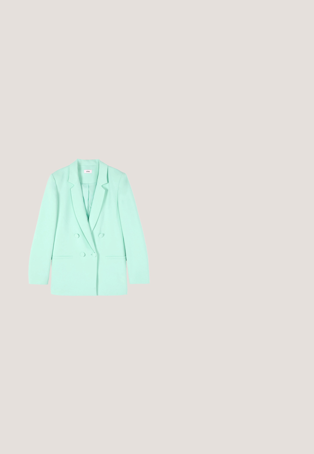 Minzgrüner, zweireihiger Blazer mit Kerbkragen, langen Ärmeln, zwei vorderen Knöpfen und eingesetzten Taschen, auf weißem Hintergrund präsentiert.; Marineblaues ärmelloses Kleid mit einem gefältelten Ausschnitt, tailliertem Bund und ausgestelltem Rock. Verfügt über dekorative Details am Ausschnitt.; Schwarzer High-Heel-Schuh aus Veloursleder mit spitzer Spitze und dekorativem Knotendetail vorne. Schmaler Absatz und glatte Innenausstattung.; Schwarze achteckige Sonnenbrille mit grauen Verlaufslinsen. Verfügt über strukturierte schwarze Bügel und ein goldenes Logo an der Seite.; Goldfarbene, strukturierte Leder-Clutch mit einer goldenen Kettenriemen, die ein auffälliges goldfarbenes Logo-Design auf der Vorderseite aufweist. Rechteckige Form.; Hey Happiness DANGLE DROP - Ohrringe - goldfarben