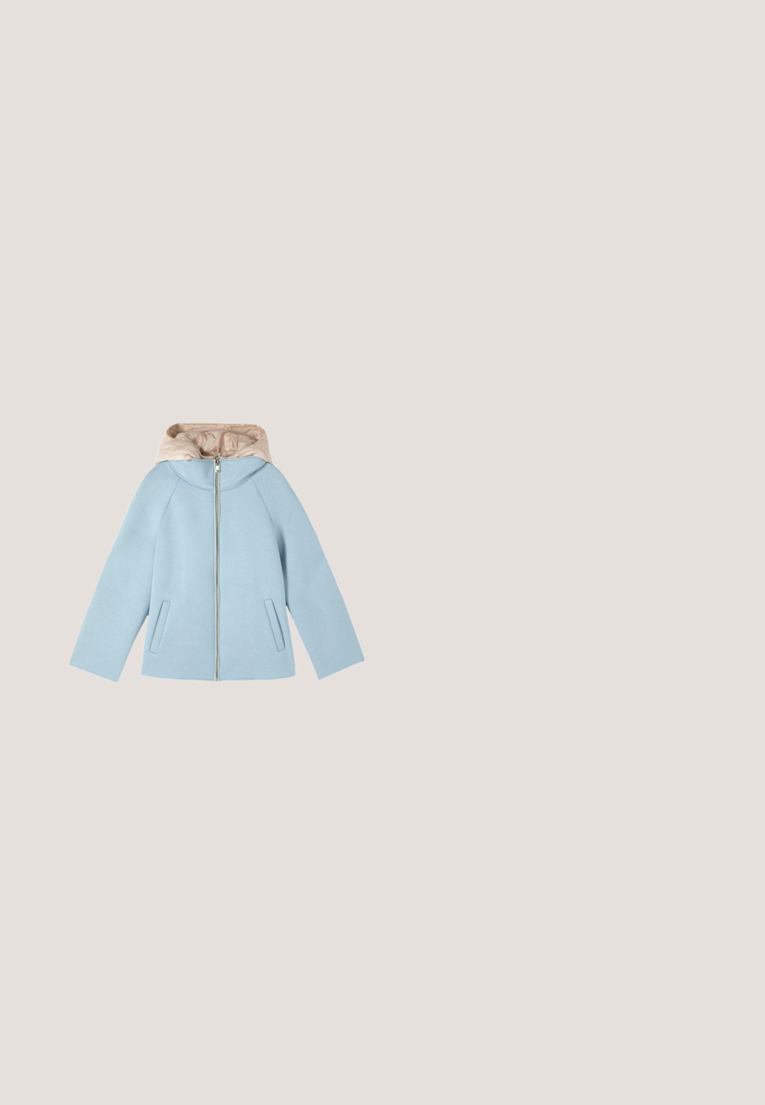 Lyseblå lynlåsjakke med beige polstret hætte, lange ærmer og to forlommer med slidser, vist på hvid baggrund.; Beige langærmet sweater med rund halsudskæring og enkel strikket struktur, vist mod hvid baggrund.; Beige chinos med lige ben design, der har to sidelommer, en frontknaplukning og subtile syninger.; Beige læderballerinaer med rundet tå, der har et udskåret mønster på siderne og en glat, tekstureret overdel. Lav, fleksibel sål.; Beige struktureret håndtaske med dobbelte håndtag, aftagelig skulderrem og subtil Guess-logo i frontens midte.; Små guldfarvede øreringe i hoops med rektangulære segmenter, hver med en klar ædelsten på forsiden, med post-lukkemekanisme.