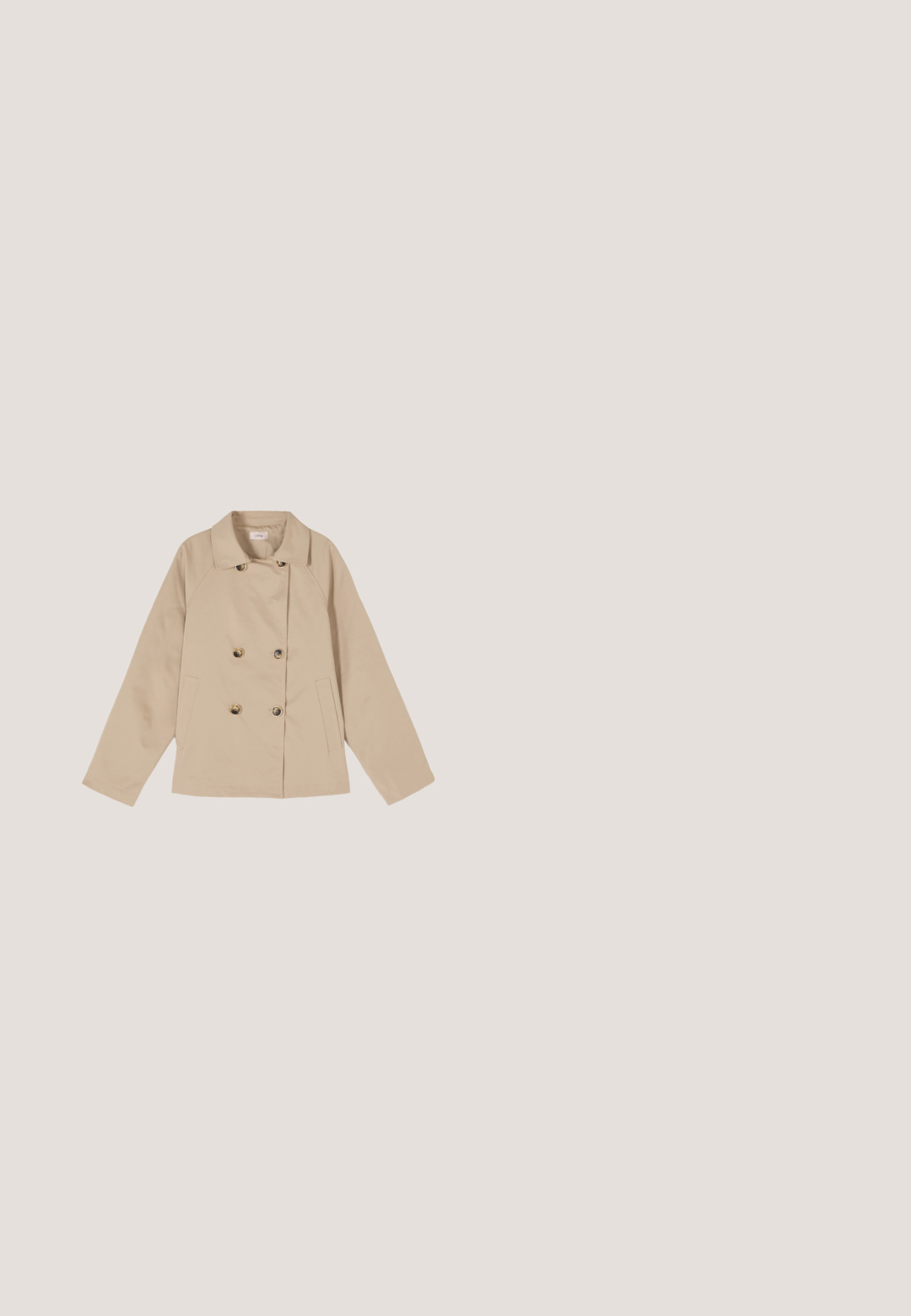 Beige Doppelreiher-Jacke mit weitem Kragen, zwei Fronttaschen und vier sichtbaren Knöpfen, flach auf einem weißen Hintergrund ausgelegt.; Hellgrauer gestrickter Pullover mit strukturiertem Rautenmuster, rundem Halsauschnitt und gerippten Bündchen sowie Saum. Hergestellt aus einem weichen, warmen Material.; Denim-Shorts in Off-White mit fransigem Saum, fünf Taschen und Metallakzenten. Sie verfügen über einen klassischen Bund und eine lockere Passform.; Beige Wildleder-Ankle-Boot mit strukturierter Oberfläche, runder Zehenpartie und dickem Gummisohle. Verfügt über ein Schnürdesign und einen gepolsterten Schaft.; Beige Ledertasche mit Kordelzügen an den Seiten, einem einzelnen Schulterriemen und einem geprägten Logo auf der Vorderseite, vor einem weißen Hintergrund.; Goldene Kettenhalskette und passendes Armband, jeweils mit kleinen weißen Perlakzenten und verstellbaren Verschlüssen, auf weißem Hintergrund.