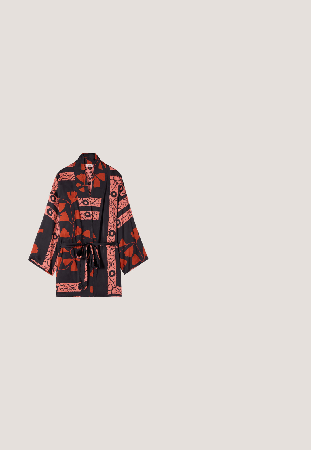 Veste noire style kimono avec motifs floraux et géométriques rouges, manches larges et ceinture à nouer à la taille.; Haut à capuche noir avec une poche frontale, des poignets et un ourlet côtelés. Présente un logo "pegador" blanc sur la poitrine. Fabriqué en tissu doux.; Pantalon cargo noir à jambes larges avec ceinture élastique, poches latérales à rabat et cordons réglables à la taille et à l'ourlet.; Baskets blanches chunky avec une tige texturée, un col rembourré et une semelle épaisse à stries. Présente des lacets noirs contrastants et un détail de marque.; Sac noir rectangulaire porté en bandoulière avec des détails en cordon blanc, bandoulière réglable avec nom de marque embossé, et une patch logo à l'avant.; Choker noir en cuir tressé avec des maillons en métal argenté alternés et un fermoir en métal ajustable avec une extension en chaîne pour le réglage de la taille.