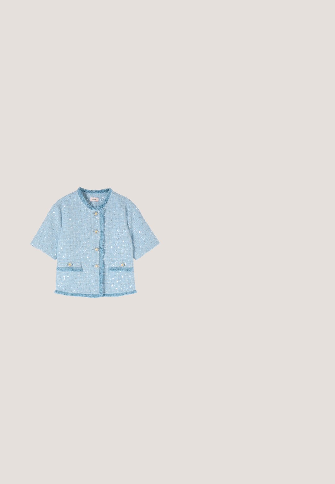Lichtblauwe korte mouwen jas met franjes, vijf knopen aan de voorkant, twee zakken aan de voorkant en subtiele glanzende pailletten overal.; Lichtblauwe jumpsuit met halternek, gerimpelde details aan de voorkant, wijde pijpen en textuurstof.; Witte schoen met middenhoge hak en enkelbandje, puntige neus versierd met pailletten en kraaltjes, zijaanzicht op een effen achtergrond.; Zwarte metal zonnebril met octagonale lenzen en een donkerpaarse tint. Voorzien van dunne pootjes en een logo op de linker lens.; Rechthoekige zilveren clutch gemaakt van textuur metaalachtig stof, met een haaksluiting en een afneembare kettingriem om te dragen.; Vier paar oorbellen: twee ronde stekers met transparante strasstenen en twee druppelvormige oorbellen met peer-vormige kristallen in zilverkleurig metaal.