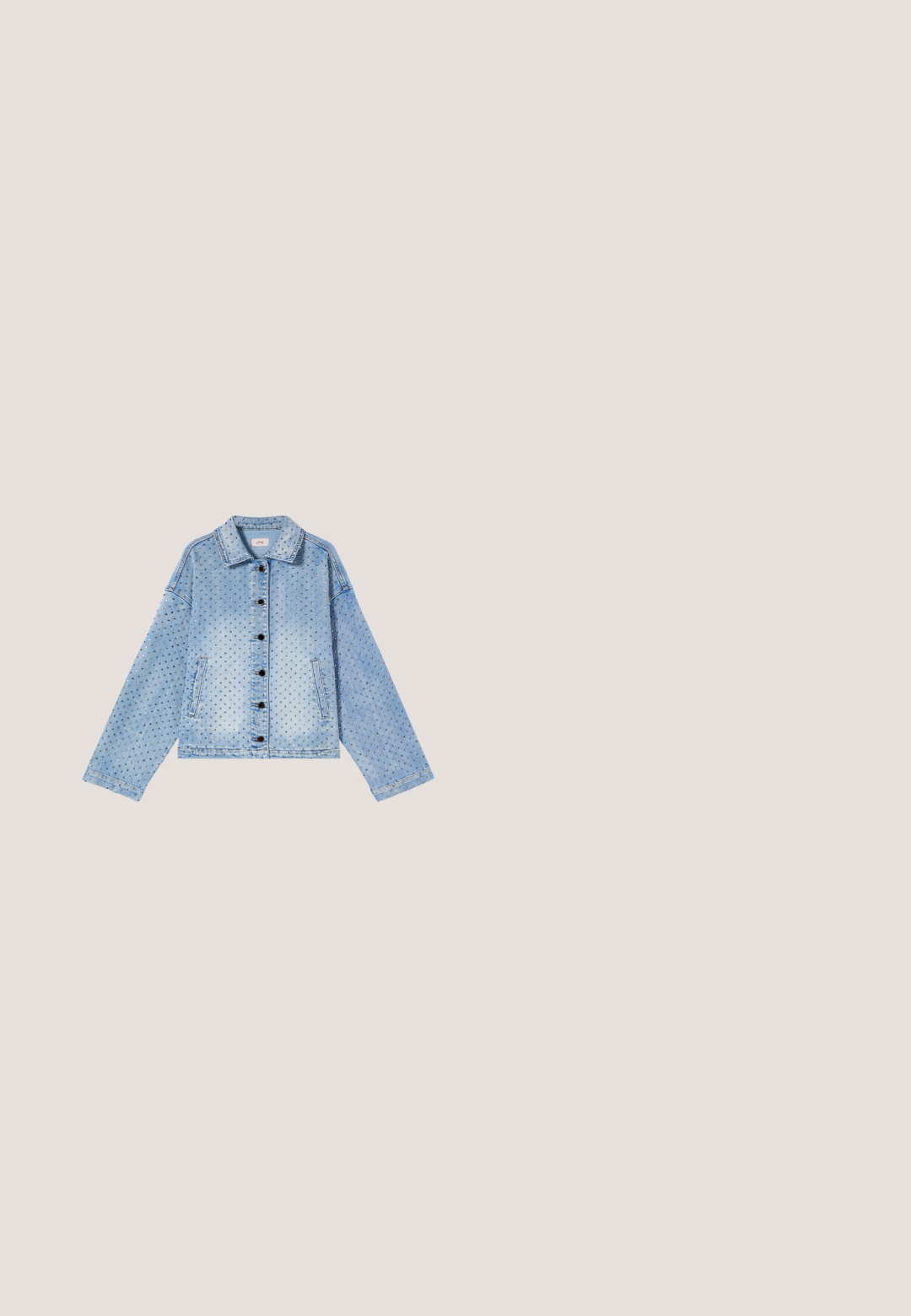 Lichtblauwe denimjas met lange mouwen, knopen aan de voorkant, twee zijzakken en een klein donker stippenpatroon over de hele stof.; Zwarte katoenen t-shirt met verschillende strikontwerpen, versierd met rhinestones, over de voorkant. Ronde hals en korte mouwen.; Donkerblauwe jeans met rechte pijpen en kleine metalen studs verspreid over de stof, voorzien van voor- en achterzakken en riemlussen.; Witte leren hoge hak schoen met een spitse neus en een gestructureerde afwerking. Heeft een slanke naaldhak en een gladde voering aan de binnenkant.; Kleine zilveren avondtas bedekt met fonkelende strass-steentjes met een ronde metalen handgreep en twee decoratieve kwastjes aan de voorkant.; Zilveren oorbellen met heldere kristallen in verschillende maten, gerangschikt in een watervalontwerp met cirkelvormige en ovale vormen.