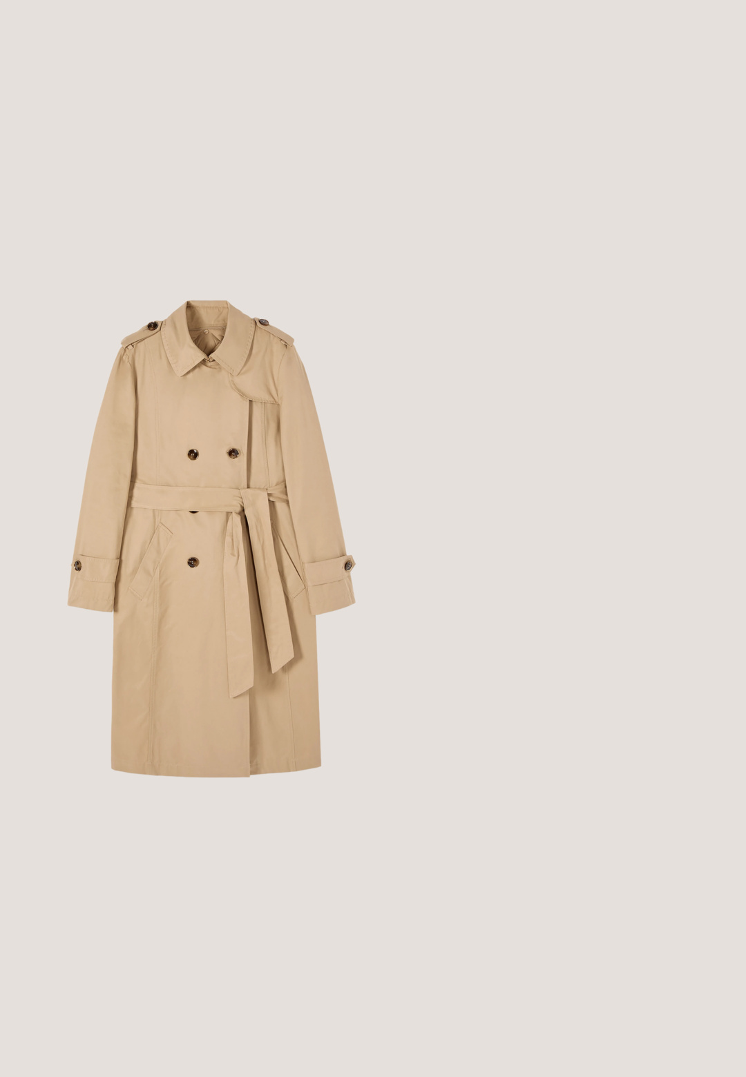 Beige double-breasted trenchcoat met riem, schouderepauletten, kraag en met knopen gesloten mouwbanden, plat gelegd op een witte achtergrond.; Langsleeve shirt in zwart-witte strepen, met een ronde groene halslijn. Zachte stof met een normale pasvorm en rechte zoom.; Marineblauwe broek van gladde stof met een rechte snit, voorzien van een tailleband met riemlussen en zijzakken.; Zwarte leren loafers met een verhoogde naad, gouden accentlogo en gestructureerde band. Voorzien van een dikke, duurzame rubberen zool.; Blauwe zijden sjaal met een wit ankerpatroon, omrand met dubbele zwarte en witte strepen. Elegante vierkante vorm. Gladde textuur.; Bruine leren schoudertas met ronde randen, magnetische flapsluiting en gouden hardware. Verstelbare schouderband voor veelzijdigheid.