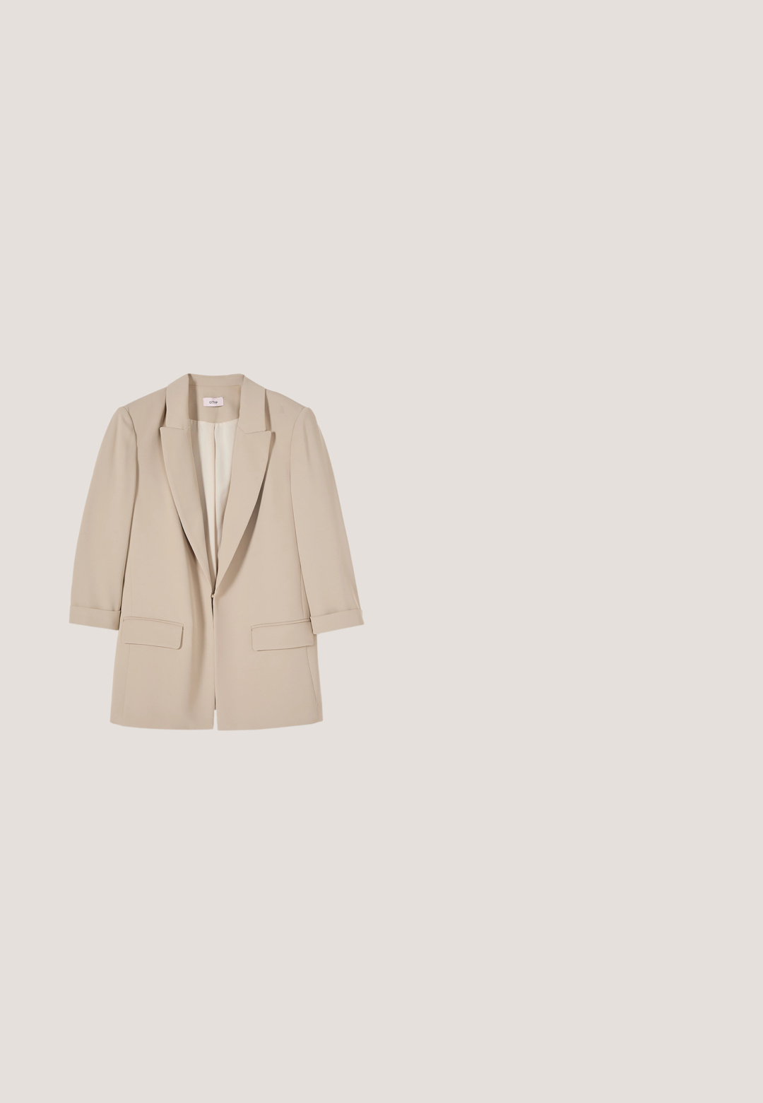 Blazer beige de mujer con solapas con muesca, dos bolsillos delanteros con solapa y mangas de largo tres cuartos, mostrado sobre un fondo blanco.; Top de manga larga blanco con cuello redondo. Fabricado en una tela elástica que se ajusta al cuerpo. Presenta sutiles líneas horizontales.; Pantalones beige de pierna ancha con trabillas para el cinturón, bolsillos delanteros y una raya en el centro de cada pierna.; Zapato blanco de cuero con punta redondeada y tacón bajo negro, que presenta una textura lisa y una silueta simple y elegante.; Bolso de mano de cuero beige con un diseño amplio y suave, que presenta asas dobles anudadas y un sutil logo en la parte frontal.; Pendientes de aro de metal dorado con forma cuadrada, bordes suaves y un acabado pulido, que reflejan la luz con una superficie brillante.