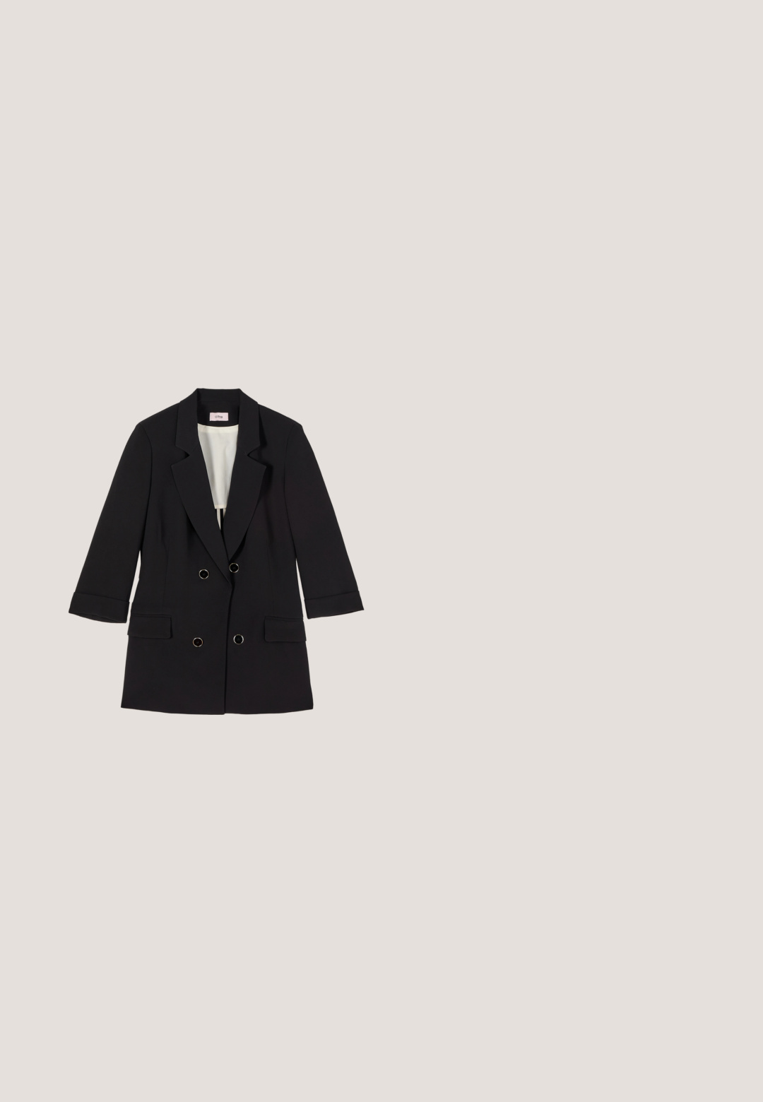 Blazer negro de doble botonadura con solapas con muesca, dos bolsillos delanteros con solapa y mangas tres cuartos, colocado plano sobre un fondo blanco.; Vestido negro de un solo hombro hecho de una tela suave, con fruncidos laterales y un detalle de lazo en el hombro. Silueta larga y ajustada.; Tacan de charol negro con tacón alto de slingback, con punta afilada, correa ajustable en el tobillo y un tacón bloque moderado. Textura suave con acabado brillante.; Gafas de sol cuadradas negras sobredimensionadas con lentes grises degradadas y delgados detalles dorados en forma de T en las patillas.; Bolso de mano de cuero sintético negro con forma estructurada, asas de cadena dorada y cierre de solapa con el logo de Trussardi grabado en el frente.; Cinturón de cuero negro con pequeña hebilla dorada y múltiples agujeros de ajuste, colocado plano sobre un fondo blanco.