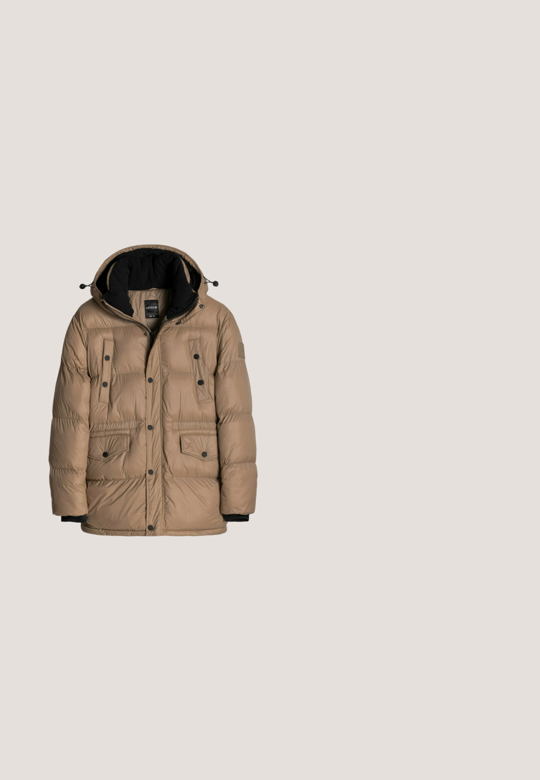 Brun pufferjakke med hætte, med lynlås foran, to frontlommer og sorte trykknapper. Struktureret stof og varm foder.; Lys grå quarter-zip pullover med høj krave, lange ærmer, ribbede manchetter og kant, samt et lille sort logo på venstre bryst.; Blå og hvid stribet langærmet skjorte med knaplukning, krave, lomme på venstre bryst og blødt, let stof.; Sorte denim jeans med løstsiddende pasform, høj talje, fem lommer og synlig knaplukning. Har diskret falmning og lige ben design.; Brune ruskinds sneakers med flade hvide gummisåler, snørelukning, rund tå og en glat overflade. Minimalistisk stil med diskrete syninger.; Sort læder crossbody taske med tekstureret overflade, sølvfarvet lynlås lukning og diskret logo på forsiden. Kompakt rektangulær design med justerbar rem.
