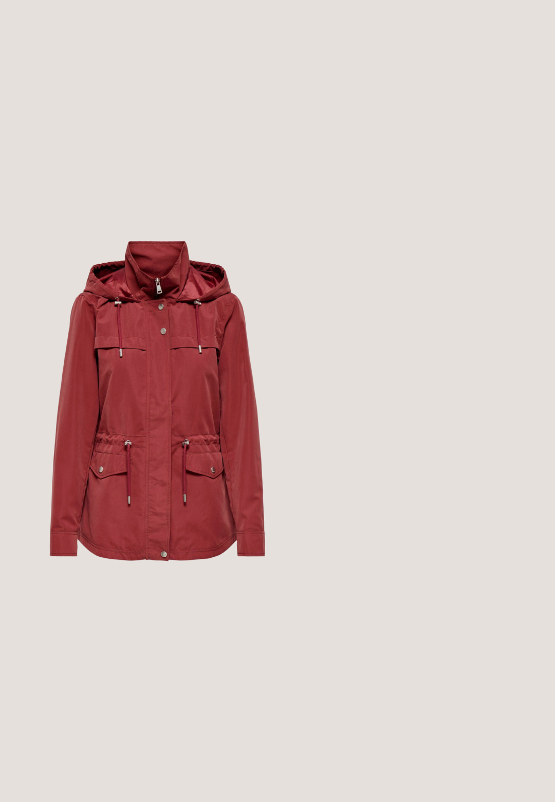Veste rouge à capuche avec fermeture éclair frontale, boutons-pression, cordons ajustables à la capuche et à la taille, et deux poches à rabat avec fermetures à bouton-pression.; Pull en tricot jaune avec une finition texturée, col rond, et poignets et ourlet côtelés. Design simple et uni sans motifs ni détails supplémentaires.; Pantalon en denim ample de couleur crème avec une taille haute, des poches avant et une seule poche latérale. Présente un design minimaliste avec une couture discrète.; Botte de cheville en caoutchouc noir avec un talon épais, bout rond, finition lisse et un accent logo sur le côté extérieur. Semelle texturée pour une meilleure adhérence.; Sac à main noir en cuir verni avec une texture crocodile, doté de deux poignées, d'une bandoulière amovible et d'une accent en boucle argentée.; Boucles d'oreilles en forme de cerise rouge avec une finition pailletée, tiges en métal doré et feuilles en émail vert. Les détails en forme de cerise accentuent le design.
