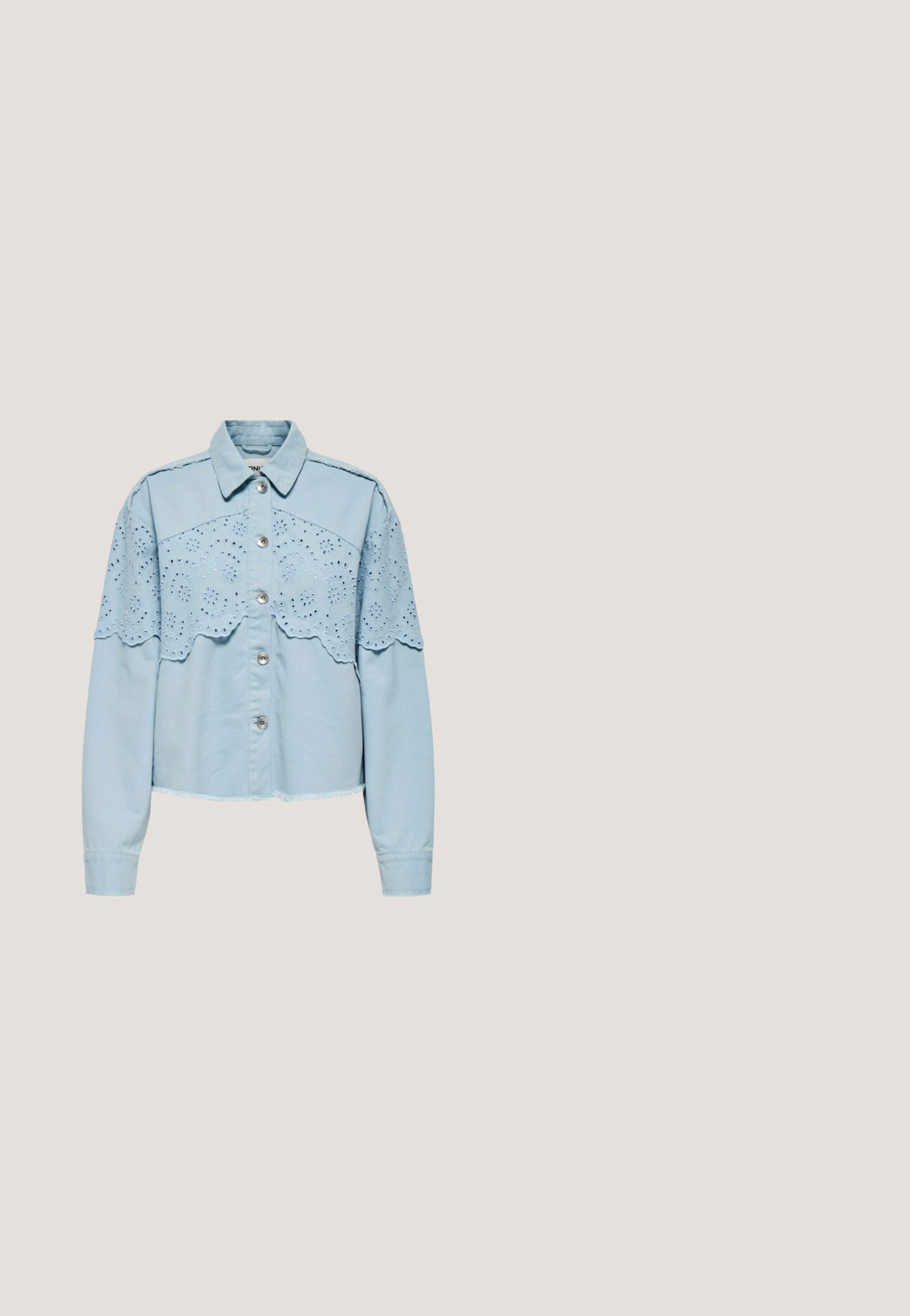 Chemise à manches longues bleu clair avec broderie festonnée en œillet sur la poitrine et les manches, dotée d'un col.; Débardeur sans manches côtelé bleu clair avec bordure à volants le long de l'encolure et des bretelles, petite étiquette de taille visible à l'intérieur.; Jupe longue blanche à étages avec taille élastique et texture verticale subtile, tissu fluide et léger.; Baskets beiges et bleu clair avec une tige en cuir lisse, des accents texturés, des lacets plats et une semelle en caoutchouc épaisse de couleur marron clair.; Sac à épaule bleu clair en matériau texturé, présentant un motif en losange et une anse courbée. Fermeture zippée sur le dessus.; Bague ouverte en métal épais avec une surface émaillée arrondie violet clair présentant des rayures vertes et deux perles bleues transparentes en relief.