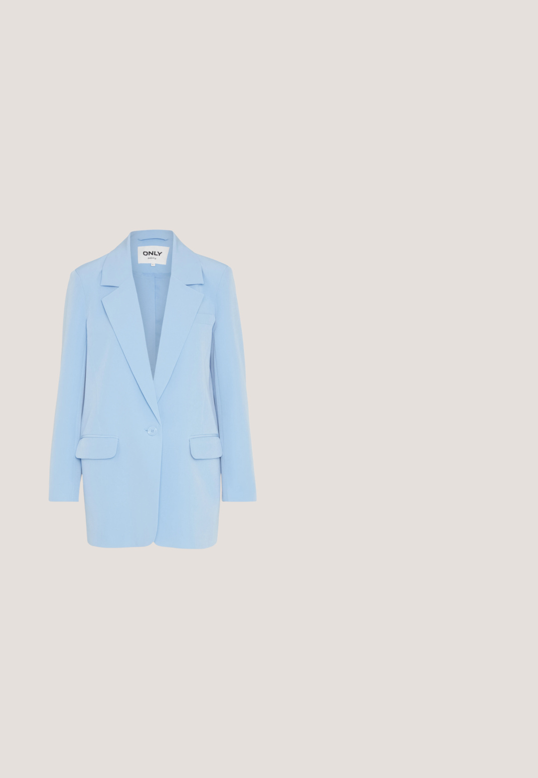 Blazer azul claro con cierre de un solo botón, solapas con muesca, dos bolsillos frontales y un ajuste entallado. Textura de tela suave.; Suéter de punto con rayas horizontales en azul, verde menta, rosa, crema y azul claro. Cuello redondo y puños acanalados.; Pantalones de color verde menta claro con un corte recto, que cuentan con un cierre de botón y pliegues elegantes, elaborados en una tela suave y ligera.; Zapatillas con una parte superior de cuero blanco, acentos en azul claro, paneles de ante beige y una suela de goma texturizada en rosa; logo bordado en el costado.; Calle de la ciudad con taxi, señal de sentido único, escaparate, semáforo, árbol grande y diversas flores en tonos verdes, azules y beige apagados.; Bolso de mano de cuero azul claro con cierre rectangular dorado y correa de muñeca desmontable sobre fondo blanco.