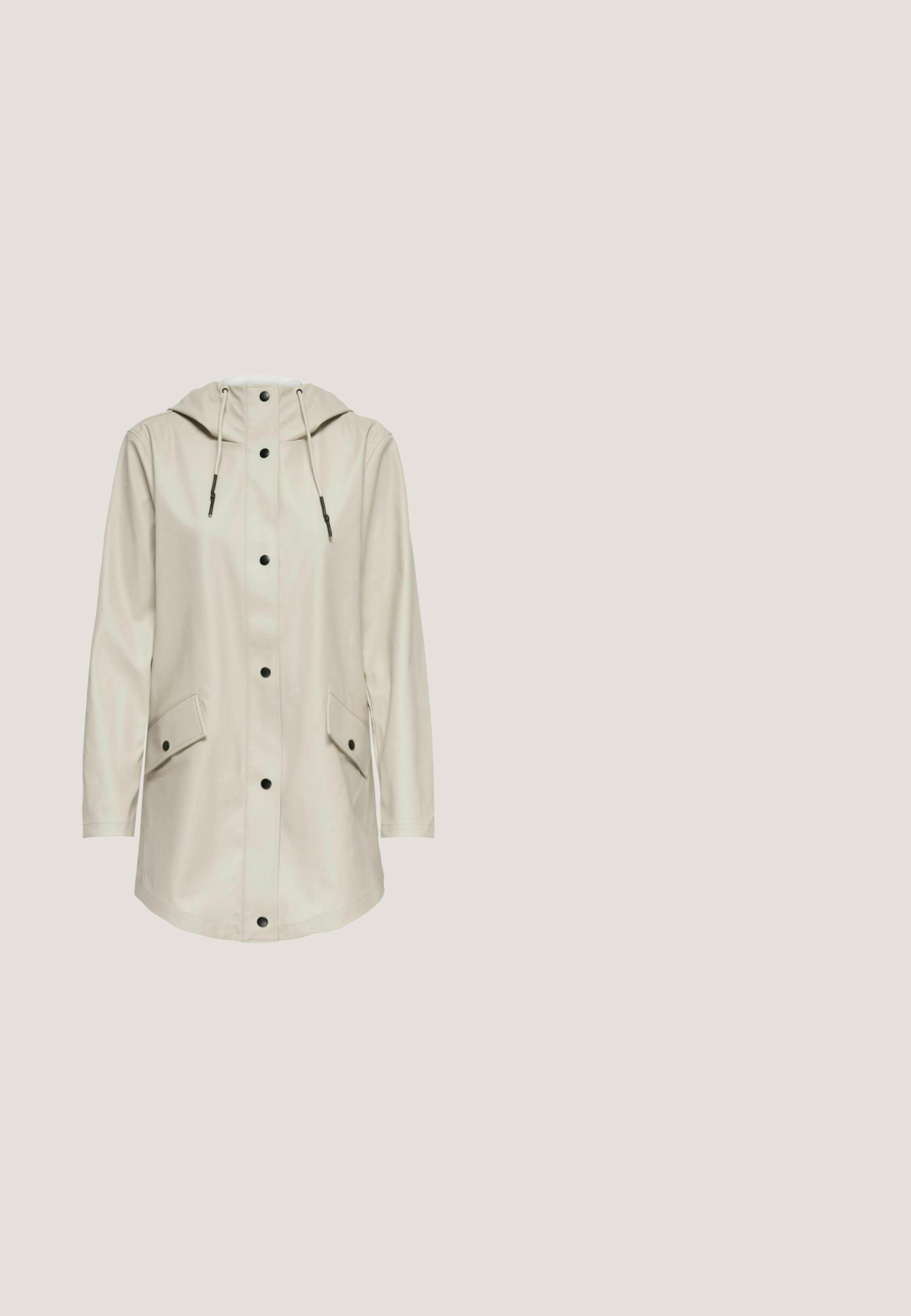 Beige waterdichte jas met capuchon, knopen aan de voorkant en twee zijzakken. Heeft zwarte accenten en een gladde, glanzende textuur.; Beige gebreide trui met lange mouwen, ronde hals en subtiel textuurpatroon. De stof lijkt zacht en enigszins chunky.; Donkerblauw denim shirt met een kraag, lange mouwen, dubbele borstzakken en contrasterende stiksels.; Blauwe high-waist spijkerbroek met een lichte wijde pijp aan de onderkant, voorzien van voor- en achterzakken en een metalen knoopsluiting.; Witte lage sneaker met roze suède overlays, beige accenten, geperforeerde neus en gebrandmerkt zijpaneel, getoond in zijaanzicht op witte achtergrond.; Kleine beige en lichtbruine schoudertas met voorvak met rits en verstelbare schouderband, gestructureerde stof en gladde leren accenten.