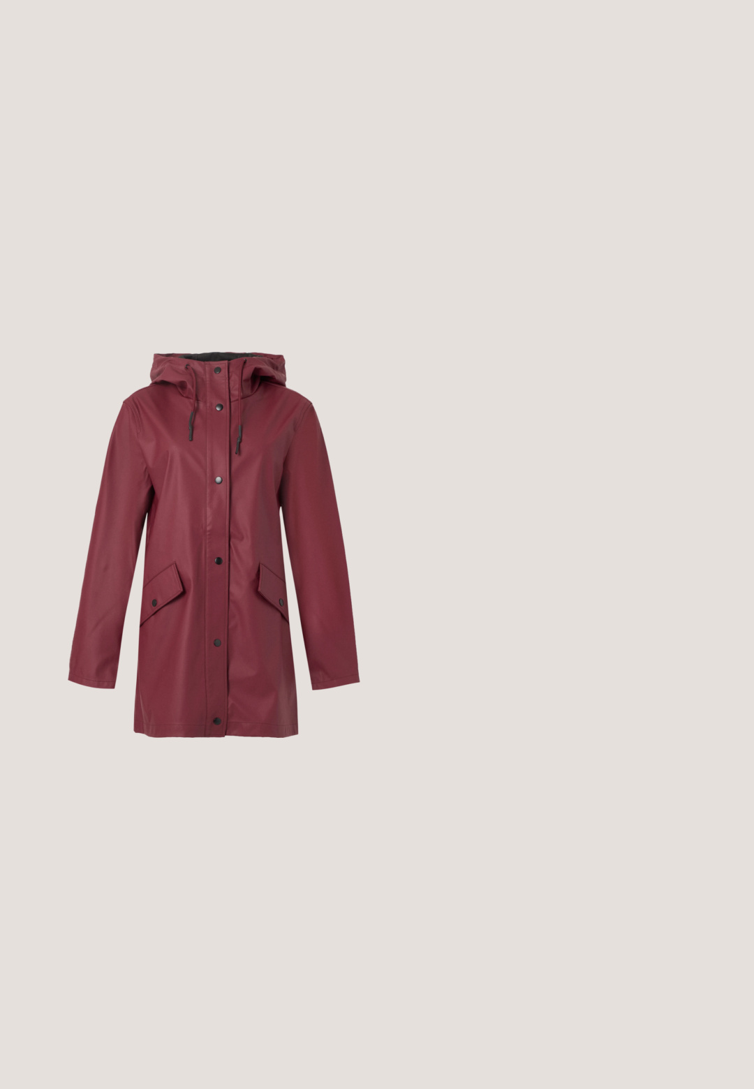 Bordeaux lang regnjakke med hætte, frontknapper, snorejustering og to frontlommer med klap og knaplukning.; Lang teal kjole i glat satin, med V-hals og sort blonder trim samt ærmer med kvart længde og blonde detaljer. Enkel design.; Sort laklæder højhælet sko med spids tå og en gulddetalje ved hælen. Glat tekstur og slank silhuet.; Sølvindfattede solbriller med sorte ovale linser og tynde sorte stelender på en hvid baggrund.; Mørkebrun læderclutch med en guldcirkelformet lås, der har to små fuglefigurer, og en aftagelig håndledsrem.; Øreringe med guldfarvet tone, dekoreret med rektangulære lyseblå ædelsten og små klare krystaller langs lukningen med låsehage, vist på en ensfarvet baggrund.