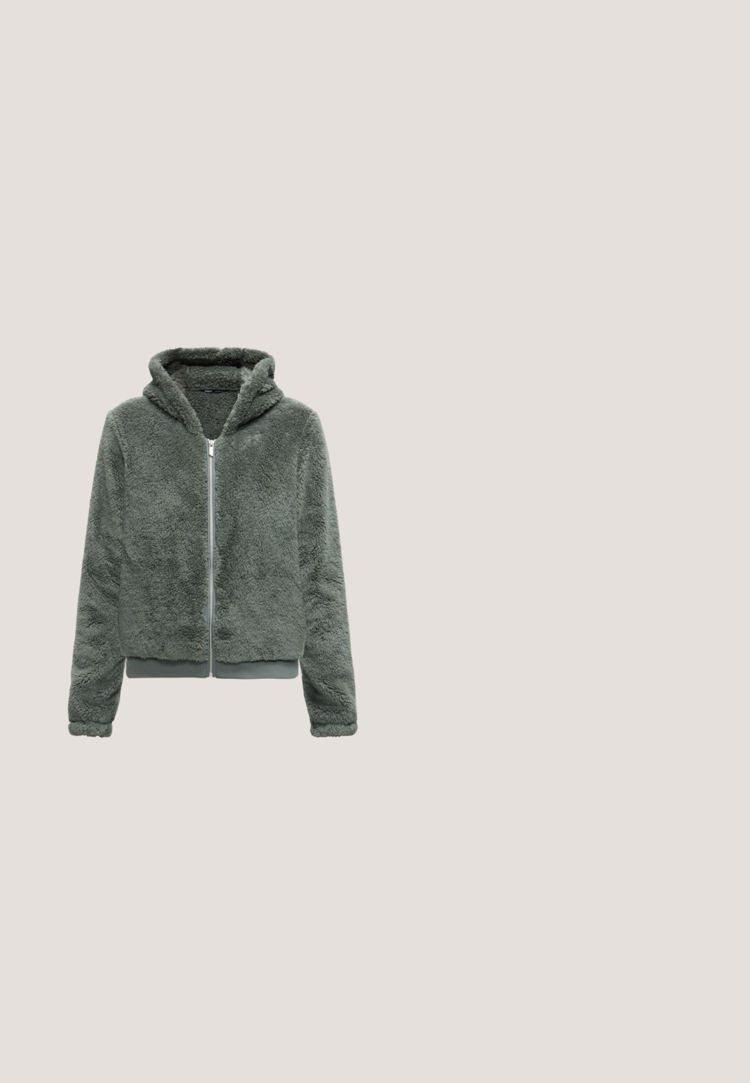 Veste à capuche zippée gris-vert duveteuse à manches longues et ourlet côtelé, présentée sur un fond blanc uni.; Pull à manches courtes côtelé de couleur verte subtile avec un col montant. Confectionné en tissu doux et texturé, présentant des lignes verticales sur toute la surface.; Pantalons noirs à jambes larges en tissu texturé. Comprend une taille élastique avec un cordon blanc et des poches avant avec des coutures diagonales.; Baskets compensées en daim noir avec un logo blanc, embout arrondi, lacets noirs et semelle en caoutchouc nervurée de couleur beige.; Sac à main en simili cuir noir avec un design doux et froncé et une poignée flexible, présentant une texture lisse et un subtil éclat.; Collier multi-brins torsadé avec perles rondes brillantes magenta et fermoir argenté sur fond blanc.
