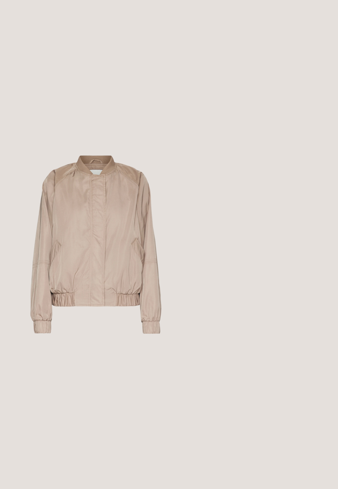 Lys beige bomberjakke med et glat, let skinnende stof, elastiske manchetter, en enkel krave og sidelommer. Har en samlede kant.; Beige hætte sweatshirt lavet af bomuldsagtigt materiale. Har en front-kangaroo lomme og hvid "PEGADOR" logo på brystet.; Beige bomulds t-shirt med korte ærmer, rund halsudskæring og hvid skråskrift på fronten, der står "Pegador Dreams Come True."; Beige cargobukser med flere lommer, lige ben, knap- og lynlåslukning samt bæltestropper på hvid baggrund.; Hvide og lyserøde sneakers med en chunky sål, tekstureret stof, glatte læderdetaljer og dekorative stikninger.; Beige halvmåneformet crossbody-taske med justerbar rem og lille rundt metallogo foran, lynlåslukning øverst.