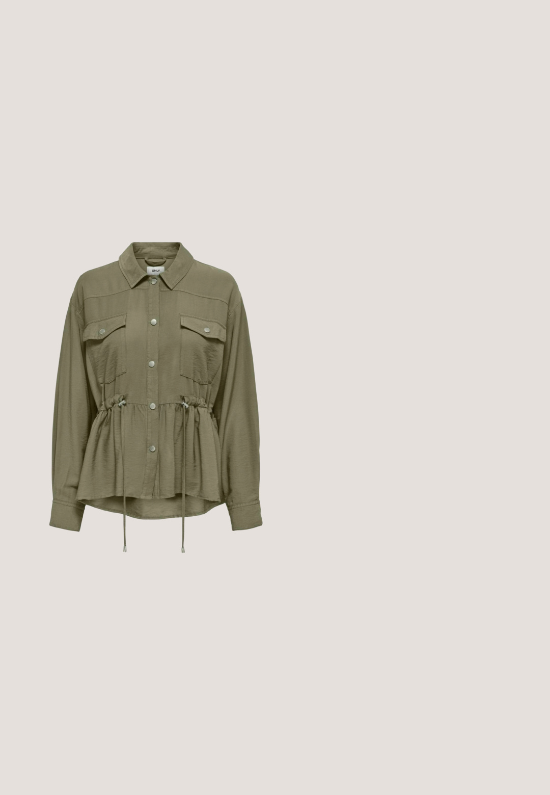 Camisa de botón ligera en verde oliva, con dos bolsillos en el pecho, cinturilla elástica y cuerdas ajustables. Tejido suave con un corte relajado.; Top verde oliva sin mangas con escote redondo, cierre trasero con cremallera y ajuste holgado.; Pantalones de pierna ancha verdes, confeccionados en una tela ligera, con cinturilla elástica y un diseño plisado, ideales para el uso casual.; Zapatilla en beige y verde oliva con suela blanca, lengüeta amarilla en el talón, diseño con cordones y detalles perforados en los laterales y la zona de los dedos.; Bolso de hombro de ante verde oliva claro con parte superior curva, enganches en forma de anillo dorados y una correa doble ancha.; Collar de cuentas de madera multicolores con cuentas rojas, azules, verdes y amarillas, con detalles dorados y un cierre circular.