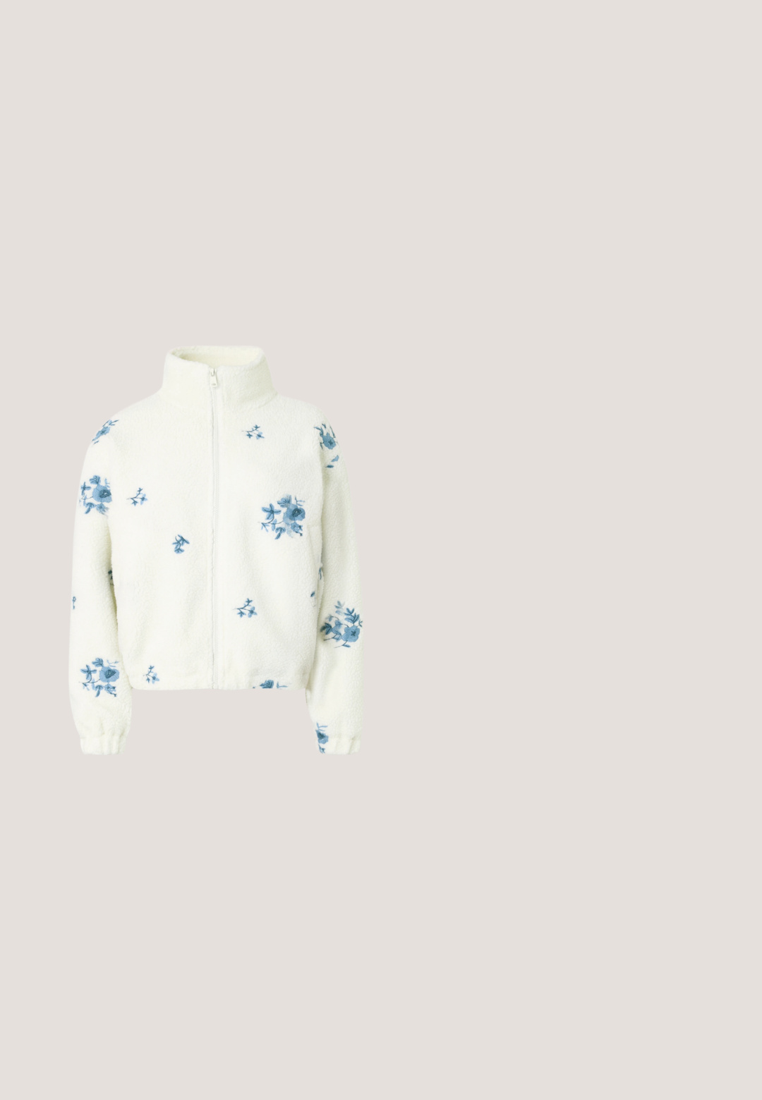 Weiße Fleecejacke mit blauer Blumenstickerei. Verfügt über einen hohen Kragen und einen Frontreißverschluss. Mit Bündchen an den Ärmeln und legerer Passform.; Kurzes, weißes, geripptes T-Shirt mit kurzen Ärmeln und einem kleinen grünen Blumenmotiv in der Mitte der Brust.; Grüne Cord-Hosen mit weitem Bein, elastischem Bund und Kordelzug. Vertikale Rillen im Stoff schaffen Textur.; Leopardenmuster-Leinensneaker mit weißer Gummisohle und Zehenkappe, ausgestattet mit weißen Schnürsenkeln und einem schwarzen Innenraum. Schlüpfriegel auf der Rückseite.; Reißverschlussbeutel in Dunkelblau mit hellblauen Zebra-Streifen; strukturierter Stoff, geschwungene Form, zwei Fächer und sichtbare silberne Beschläge.; Zwei einfache, dünne silberne Creolen mit einem dezenten geschwungenen Detail vor weißem Hintergrund.