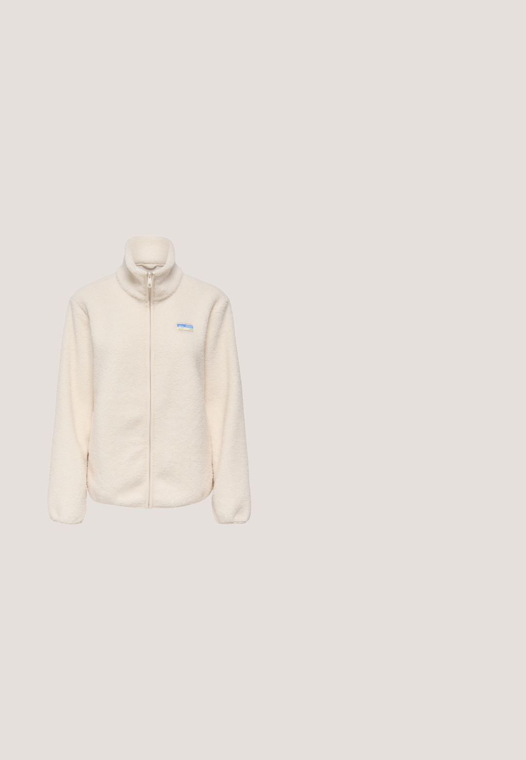 Chaqueta de forro polar color crema con cremallera completa en la parte delantera, cuello alto, mangas largas y un pequeño parche azul en el pecho izquierdo.; ONLY ONLBEST L/S CREW NECK SWT NOOS - Sudadera - light grey melange; Camiseta de algodón blanca lisa de manga corta con cuello redondo y dobladillos de las mangas doblados, mostrada sobre un fondo blanco liso.; Pantalones deportivos sueltos de color gris claro con cintura elástica y piernas rectas, hechos de tela suave para uso casual.; Botín de invierno de ante beige de corte bajo con suela gruesa y tira en la parte trasera, sobre fondo blanco liso, mostrado en perfil lateral.; Bolsa tote acolchada beige con dos juegos de asas y una etiqueta blanca con la inscripción "MADS NØRGAARD COPENHAGEN" en el frente.