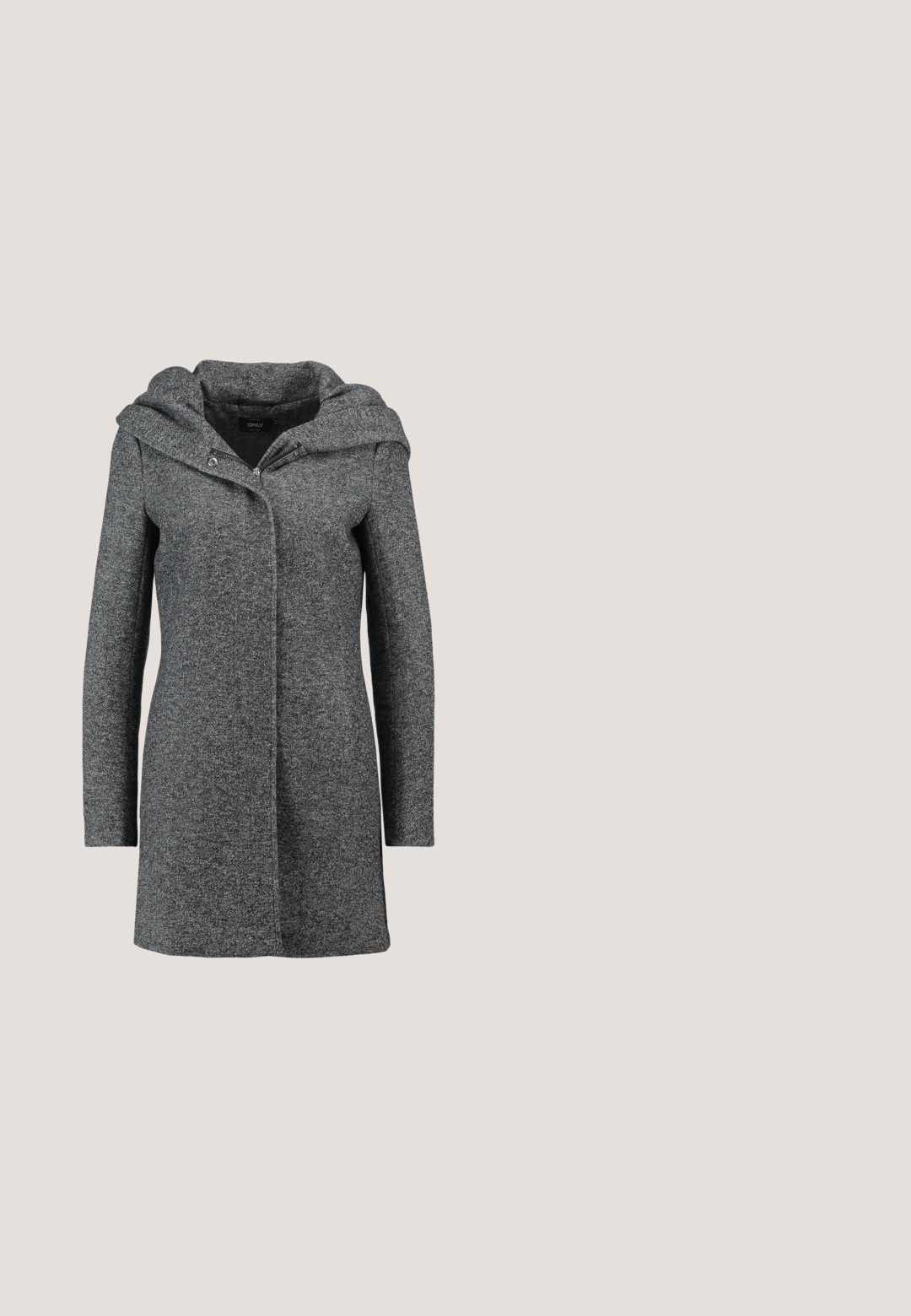 Manteau en mélange de laine gris avec une capuche, fermeture éclair à l'avant et deux poches latérales. Présente un tissu texturé et un design droit.; Pull en tricot noir avec un col asymétrique, des manches longues et une texture côtelée, offrant une coupe décontractée et un ourlet.; Jeans skinny noirs en denim, dotés d'un design classique à cinq poches, d'une fermeture éclair et d'une texture lisse avec des détails de couture minimaux.; Baskets basses noires avec bande blanche latérale, lacets blancs, semelle en caoutchouc blanche et bout texturé sur fond neutre.; Sac à main noir avec une silhouette arrondie. Fabriqué en tissu texturé, il dispose d'une fermeture éclair et d'une anse tissée. Design simple et minimaliste.; Boucles d'oreilles géométriques en argent présentant une forme triangulaire et un pendentif circulaire, avec un clou carré. Surface lisse et réfléchissante.