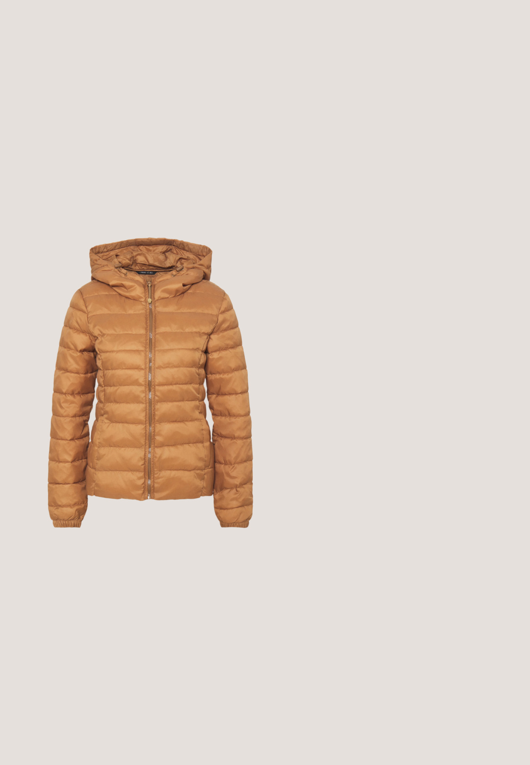 Chaqueta acolchada marrón con capucha desmontable, cierre de cremallera y puños elásticos. Presenta bafles horizontales para aislamiento y un acabado suave.; Top beige para mujer con mangas cortas y escote en V, de corte relajado y con etiqueta de ropa en el interior del cuello.; Jeans de mezclilla azul de tiro alto con cierre de botones, bolsillos delanteros y dobladillo ligeramente deshilachado. Textura suave y diseño de pernera ajustada.; Zapatillas en blanco y rosa claro con suela gruesa, tela texturizada, detalles en cuero suave y costuras decorativas.; Bolso de mano de cuero beige con forma curva, correa de cadena, herrajes plateados y un pequeño bolso extraíble. Correa texturizada con patrón de logo.; Pendientes de aro en tono dorado con un diseño de concha estriada, superficie texturada y un acento de gema, que cuentan con un cierre destud para sujetar.