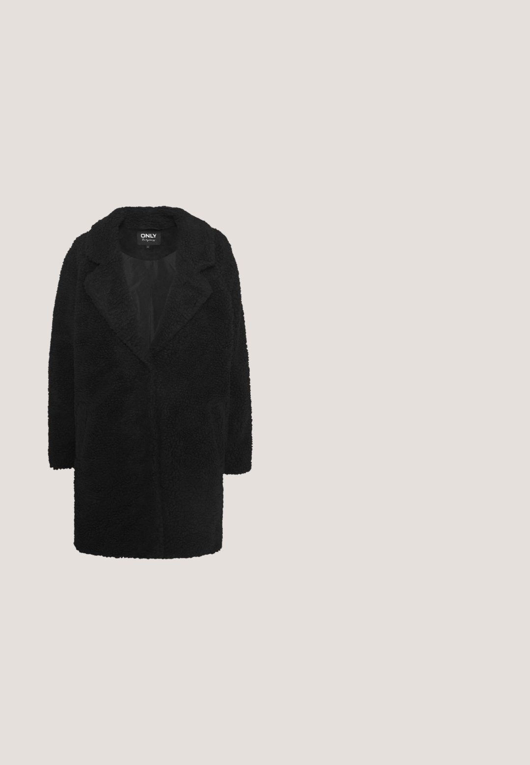 Čierny dlhý kabát vyrobený z textúrovaného fleece materiálu. Obsahuje klopu s výrezom a otvorený predný dizajn s dvoma postrannými vreckami.; Čierny svetrový rolák s dlhými rukávmi, vyrobený z hladkej pleteniny. Má priliehavý strih a rebrovaný golier.; Čierne džínsy z denimu so slim fit strihom, vysokým pásom, tradičným päť vreckovým dizajnom a jemnou textúrou. Dĺžka po členky s minimálnymi kovovými detailami.; Čierna kožená vojenská topánka s 8 očkami, gumovou podrážkou, žltým prešívaním a očkom na zadnej strane na uchytenie. Vrchná časť má textúrovaný povrch.; Čierna faux kožená crossbody taška s krokodílou textúrou, zlatým kovovým zložením a odnímateľným popruhom. Obsahuje uzáver na klapku a vnútorný priestor.; Zlatý viacvrstvový náhrdelník obsahujúci rôzne štýly reťazí, vrátane hrubých článkov a jemných reťazí, s okrúhlymi a obdĺžnikovitými zaveseniami.