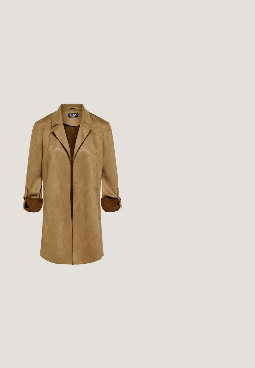 Blazer largo estilo gamuza marrón claro con solapas con muesca y mangas remangadas que muestran un forro marrón más oscuro.; Blusa de manga corta texturizada en color naranja óxido con escote redondeado y mangas ligeramente abullonadas.; Minifalda de ante marrón con una textura suave, corte recto y un discreto cierre de cremallera en la parte trasera. Presenta detalles de costura para darle estructura.; Zapatos de plataforma con estampado de leopardo, tacón ancho, correa en el tobillo y tela suave texturizada en tonos marrón y negro.; Bolso marrón con patrón de piel de serpiente, de forma triangular, con un asa circular grande dorada y el logo "STEVE MADDEN" en la parte frontal.; Paare de pendientes brillantes de color marrón en forma de lágrima con sutiles patrones más oscuros sobre un fondo blanco.