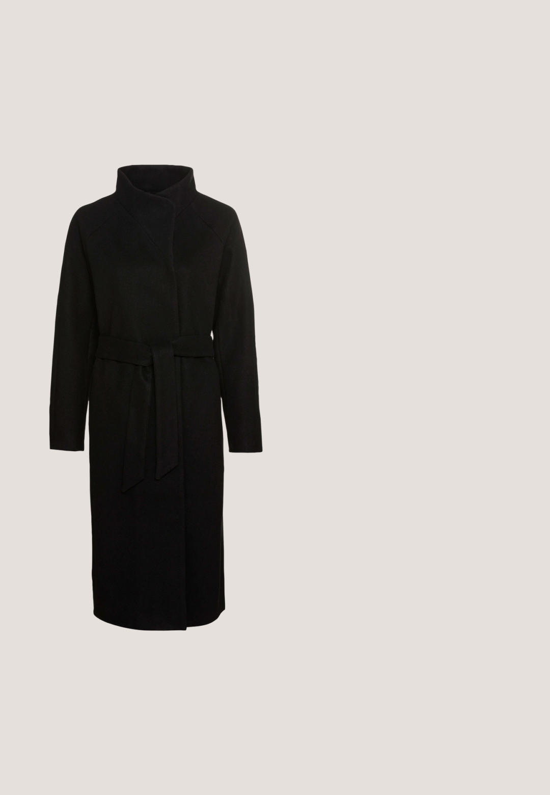 ONLY ONLEMMA HIGH NECK COAT - Trench - black; Pull en maille côtelée rouge avec un col roulé, des manches longues, un tissu texturé, une coupe ajustée et un col montant. Pas d'embellissements visibles.; Jean noir à jambe droite avec fermeture à boutons, poches avant et arrière, et détails en rivets cuivrés sur fond blanc.; Mocassins en cuir noir au design épuré, avec un bout arrondi, des franges décoratives et une semelle en caoutchouc texturée basse.; Boucles d'oreilles en métal doré en forme de cerceau avec un design circulaire lisse et une fermeture à charnière sécurisée. Légères avec une finition polie.; Ceinture en cuir noir avec une boucle en argent rectangulaire, texture lisse et extrémité conique. Le design est simple et fonctionnel.