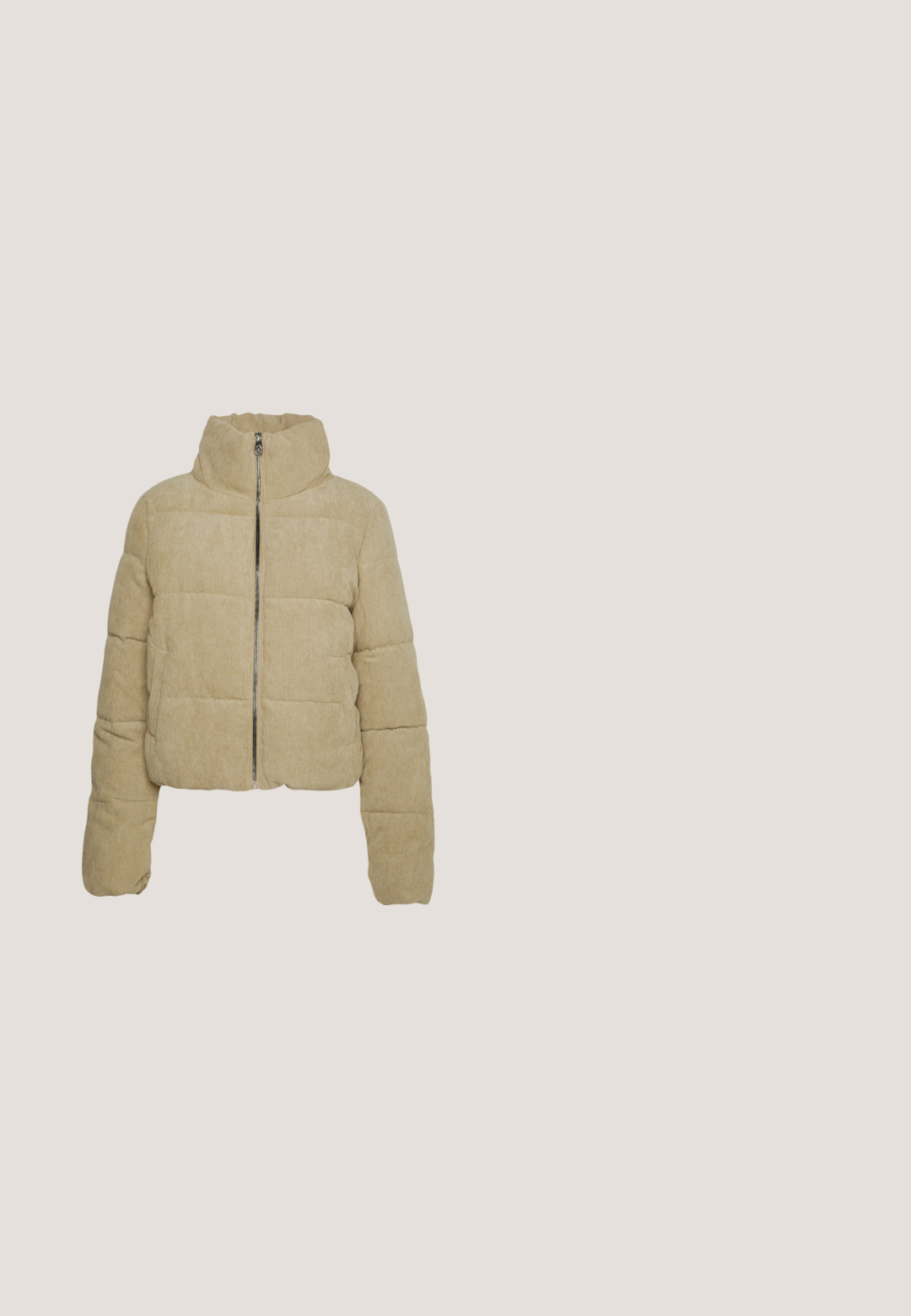 ONLY ONLDOLLY PUFFER  - Winterjas - light green; Crèmewit oversized t-shirt van zachte stof, met een ronde hals en korte mouwen. In het midden staat in zwarte tekst "VENUS."; JDY Tall JDYCLEO PANT - Cargobroek - peat; Beige chunky sneakers met een mix van mesh en suede materialen, voorzien van een dikke zool en opvallende profiel, vetersluiting en merkdetails.; Beige handtas met een gestructureerd meshdesign, een stevige vorm, een handvat bovenop en een afneembare schouderriem; heeft vetersluitingdetails en hardwareaccenten.; Gelaagde zilveren ketting met twee schakels; de ene met een ronde hanger en de andere met een druppelvormige kristal.