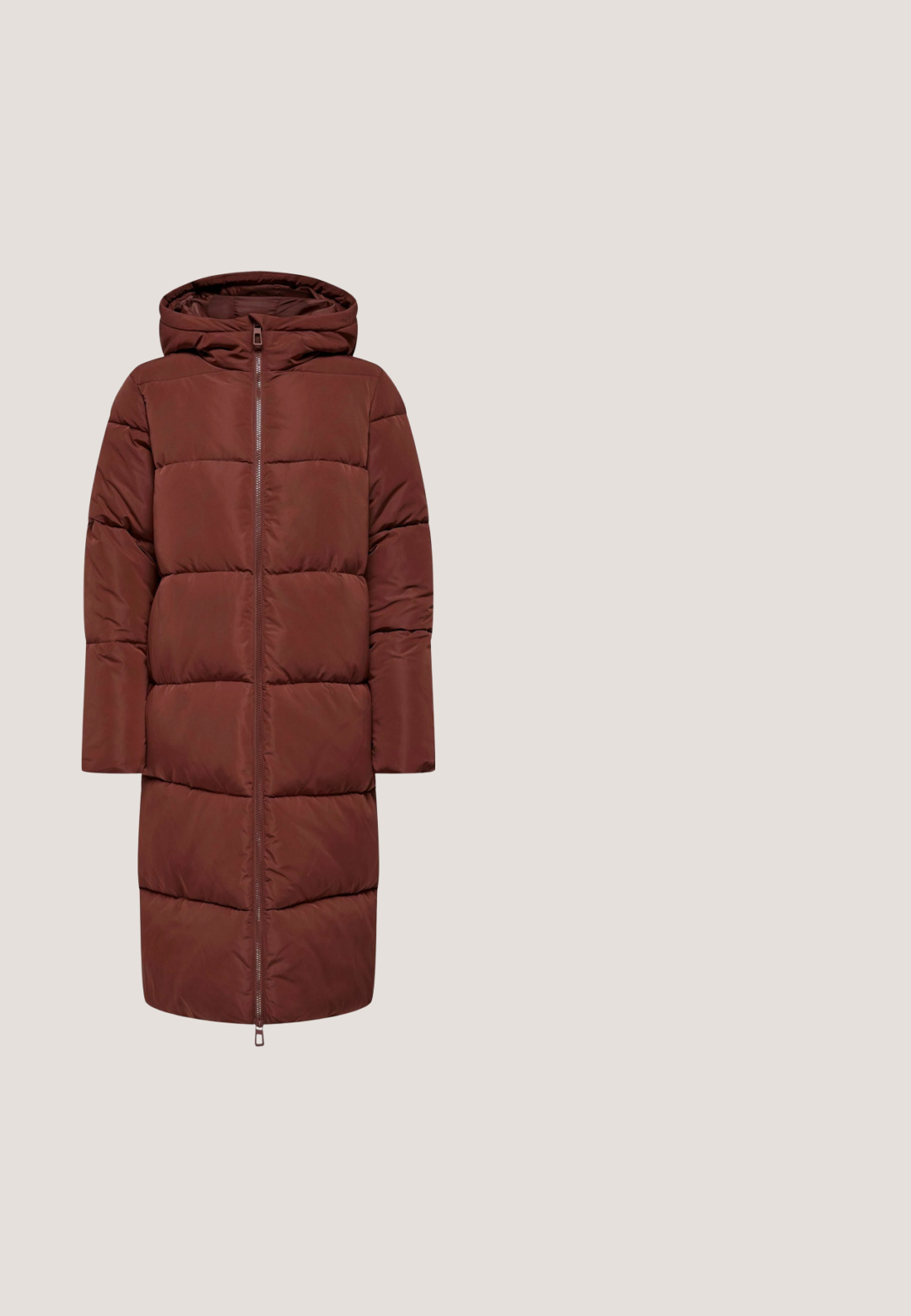 Bordeauxkleurige pufferjas met capuchon, voorzien van een rits aan de voorkant, een boxy ontwerp en horizontaal gestikte secties voor isolatie en warmte.; Bordeaux sweatshirt met een ronde hals, ontspannen pasvorm, lange mouwen, ribgebreide manchetten en een zachte katoenmix textuur. Eenvoudig ontwerp, geen patronen.; Bordeauxrode T-shirt met korte mouwen, omgeslagen mouwtjes, ronde hals en een iets langere achterzoom, afgebeeld op een effen witte achtergrond.; Bordeauxrode sweatpants met elastische taille, zijzakken en elastische boorden, ontworpen voor casual en comfortabel dragen.; Chunky sneaker in donkerroze en lichtroze met witte dikke zool en mesh stofdetails tegen effen achtergrond.; Kleine kastanjebruine schoudertas met verstelbare gestreepte band en ritssluiting bovenaan tegen een witte achtergrond.
