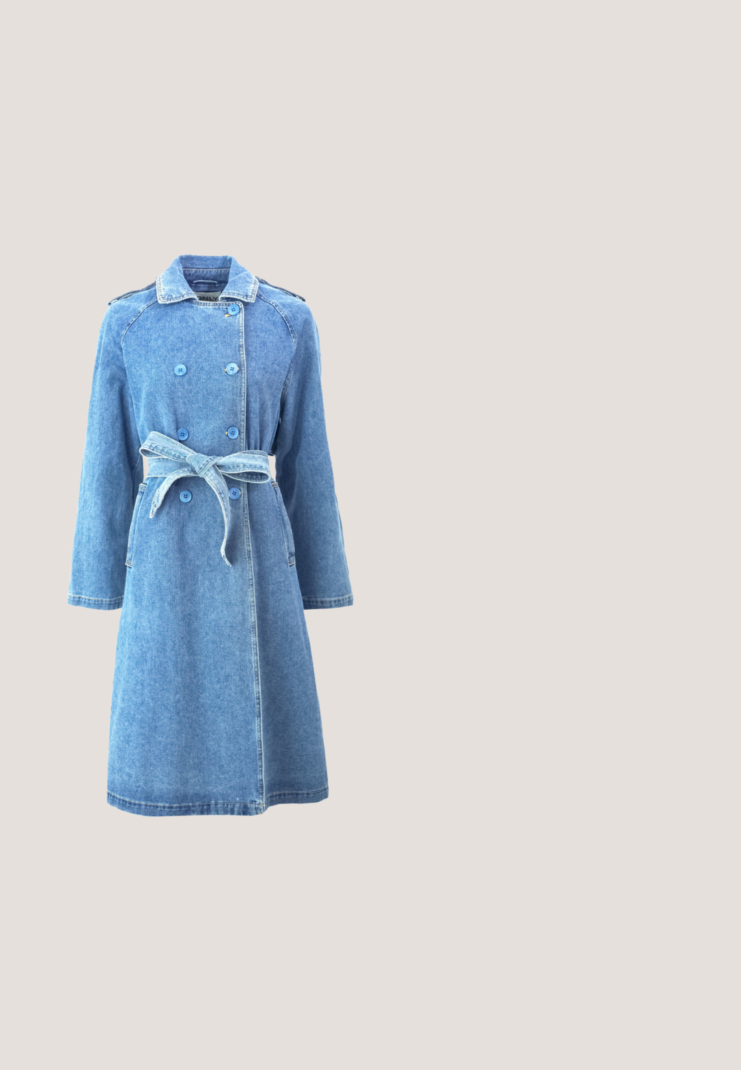 Lyseblå denimjakke med dobbeltonet knaplukning, bæltestrop i taljen, lange ærmer og to sidelommer. Glat tekstur, længde til knæene.; Hvid kortærmet polo skjorte med tre knapper, Versace Jeans Couture label inde i kraven og en sort broderet logo på brystet.; Mørkeblå denim bukser med brede ben, frontsømsdetaljer og et matchende stofbælte bundet i taljen.; Cremefarvet ankelstøvle med spids tå og slank mellemhøj hæl, glat tekstur, vist fra ydersiden på hvid baggrund.; Beige syntetisk crossbody-taske med guldfarvet hardware, to lynlåslommer, kæderem og trekantet logo. Kompakt og slankt design.; Sølvkæde med en lille dråbeformet vedhæng dækket med klare krystaller og en lås med justerbar kæde.