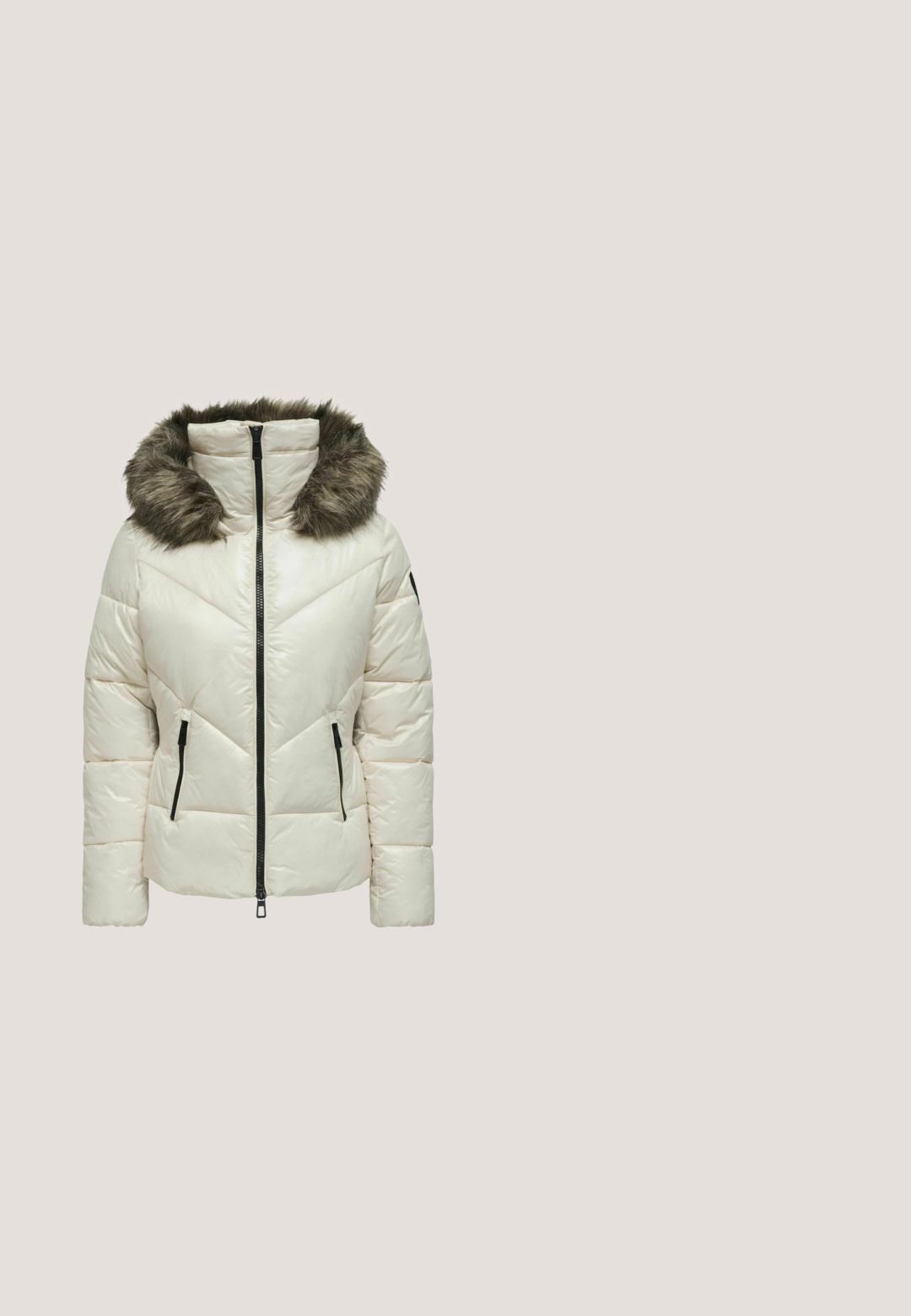 Doudoune de couleur crème clair avec un motif en chevrons, dotée d'une capuche en fausse fourrure, d'un zip noir et de deux poches latérales avec fermeture éclair.; Cardigan court beige clair en maille douce texturée, avec un col en V, une fermeture à boutons sur le devant, et des manches cloche ornées de dentelle et de liens.; T-shirt à manches longues beige et blanc à rayures horizontales, col rond, texture côtelée et silhouette ajustée.; Jean évasé bleu délavé avec bouton frontal, cinq poches et étiquette de marque visible sur la ceinture.; Baskets plates blanches avec une texture en polaire crème et des embellissements en argent. Présente une pointe ronde, un design à lacets et une semelle en caoutchouc avec des accents bruns.; Sac bandoulière en fausse fourrure blanche avec une forme structurée, une quincaillerie argentée et une fermeture éclair. Dispose d'une bandoulière en cuir réglable et d'un accent de logo.